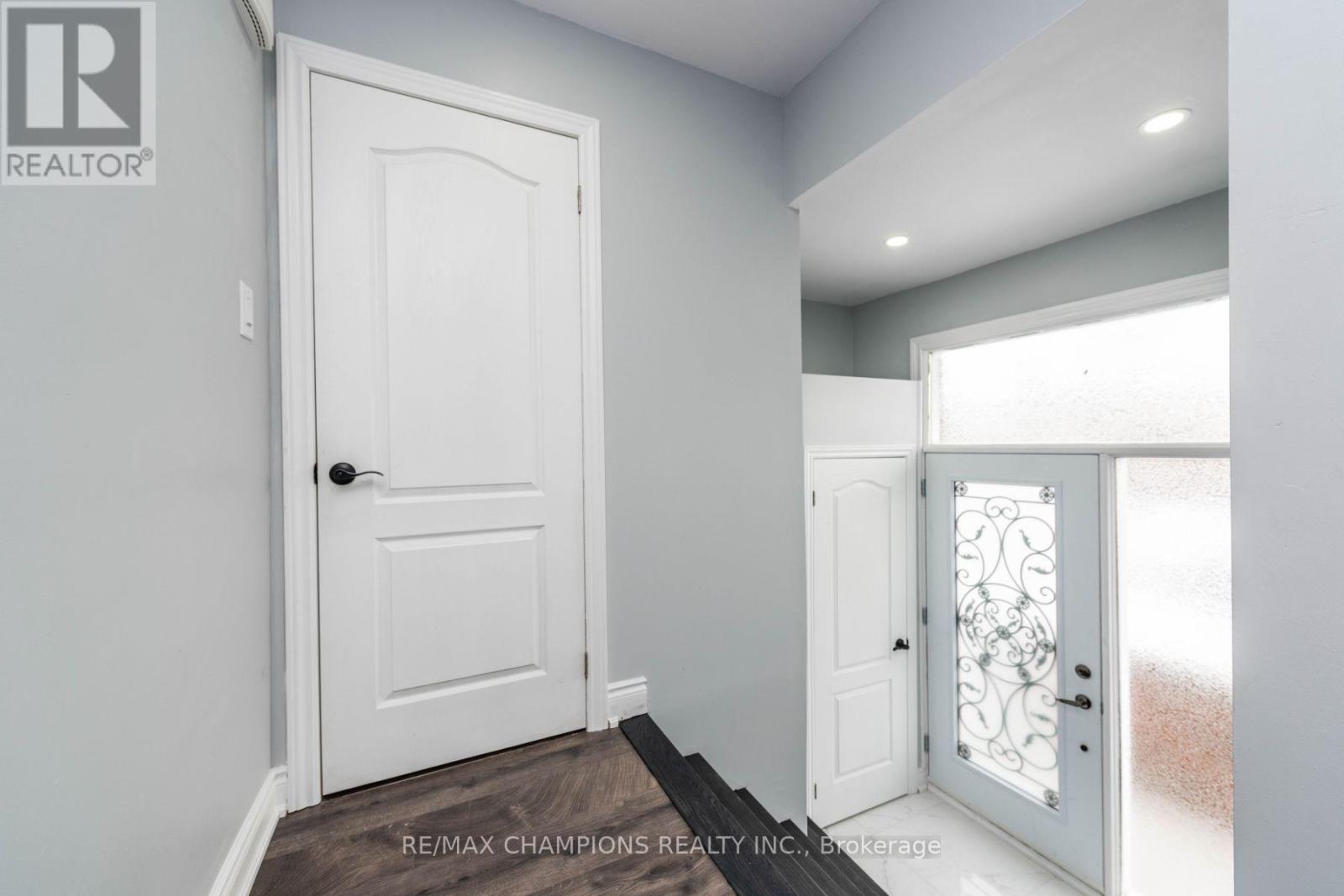 11 Crosswood Lane, Brampton, Ontario L6V 3M1 - Photo 8 - W12487547