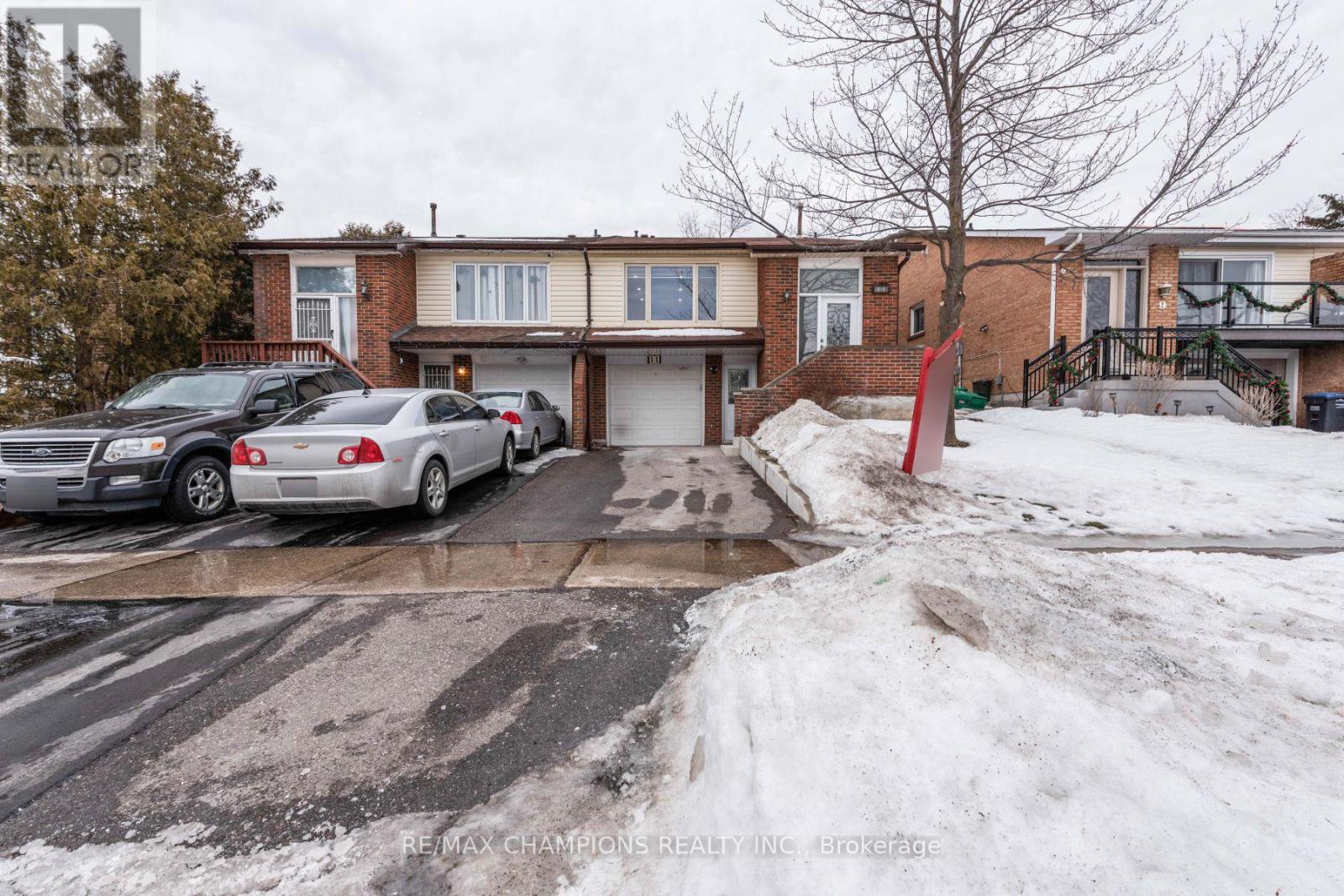 11 Crosswood Lane, Brampton, Ontario L6V 3M1 - Photo 4 - W12487547