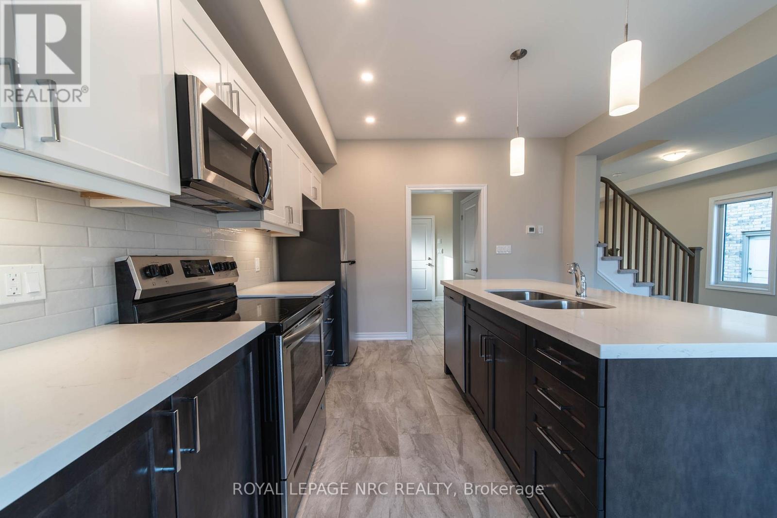 1217 Uppers Lane, Thorold, Ontario  L0S 1A0 - Photo 3 - X12517480