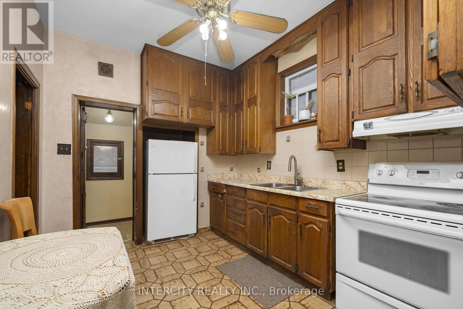 161 Wychwood Avenue, Toronto, Ontario  M6C 2T4 - Photo 10 - C12517122