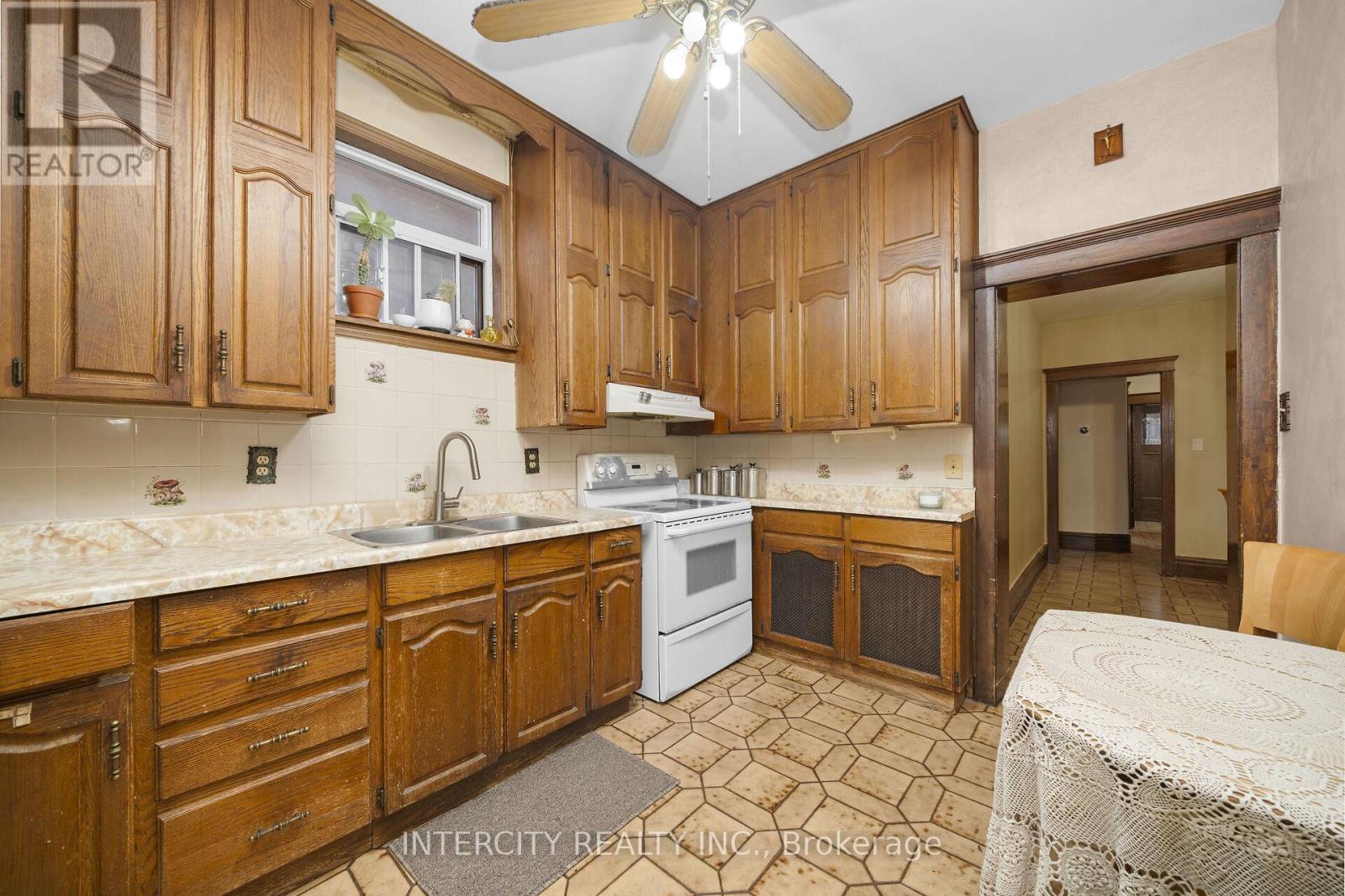 161 Wychwood Avenue, Toronto, Ontario  M6C 2T4 - Photo 11 - C12517122