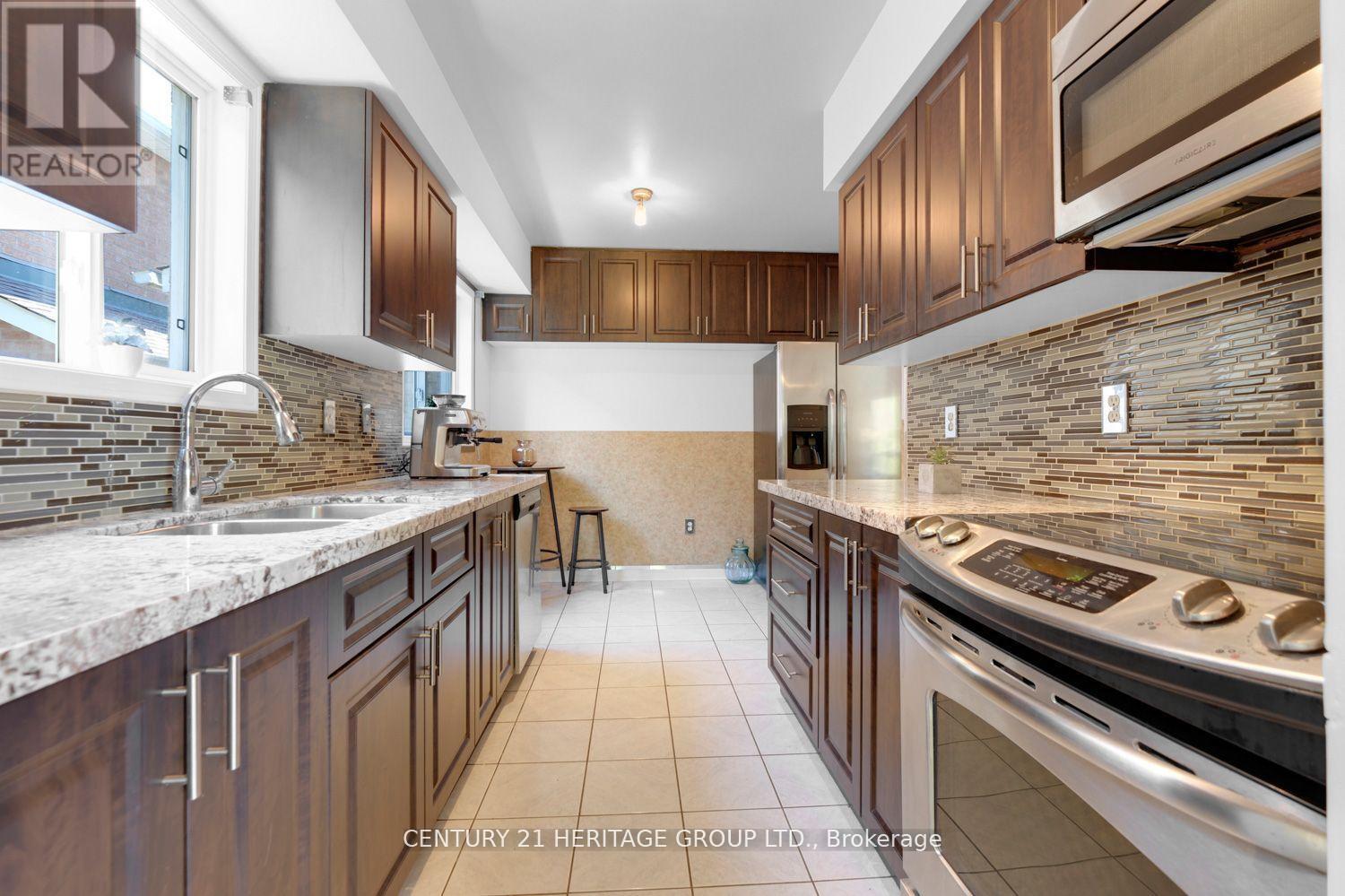 431 Carruthers Avenue, Newmarket, Ontario  L3X 2C1 - Photo 15 - N12517078