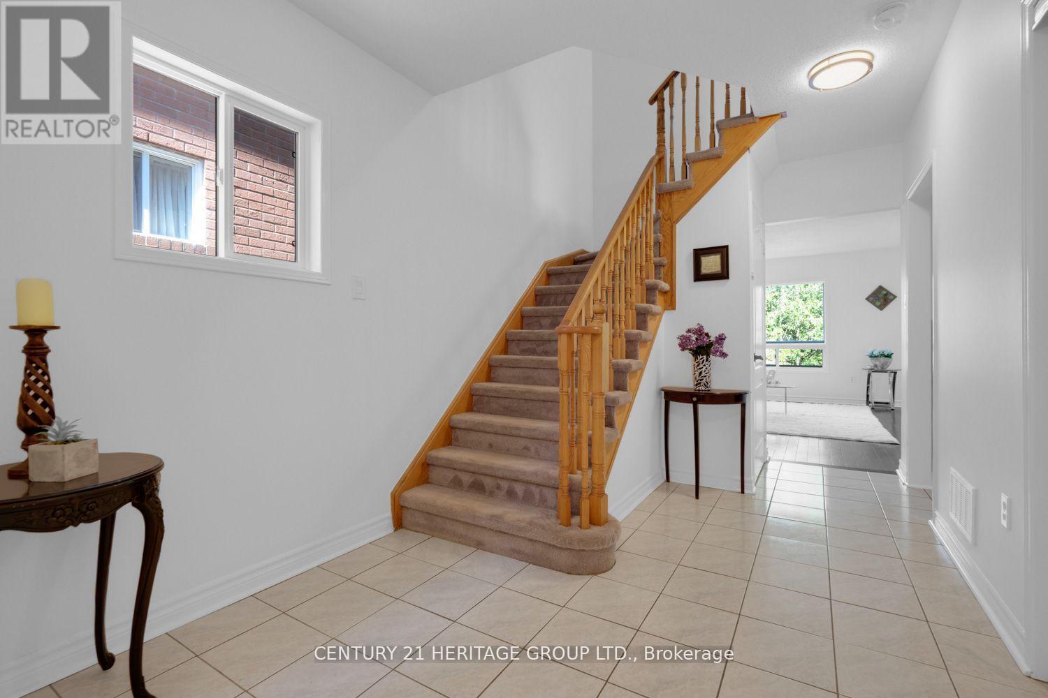 431 Carruthers Avenue, Newmarket, Ontario  L3X 2C1 - Photo 5 - N12517078