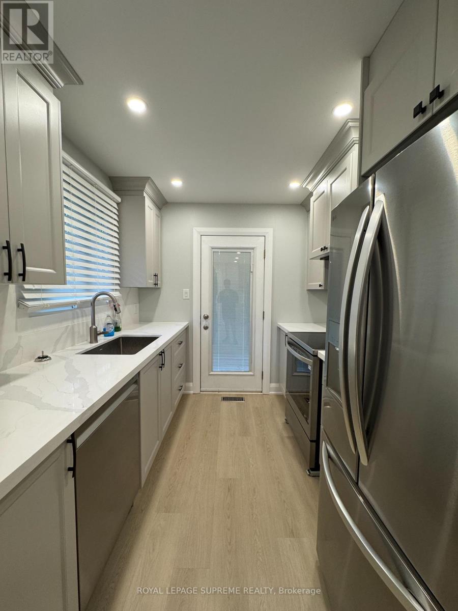 Upper - 8 Redwood Court, Barrie, Ontario  L4M 5G7 - Photo 4 - S12517096