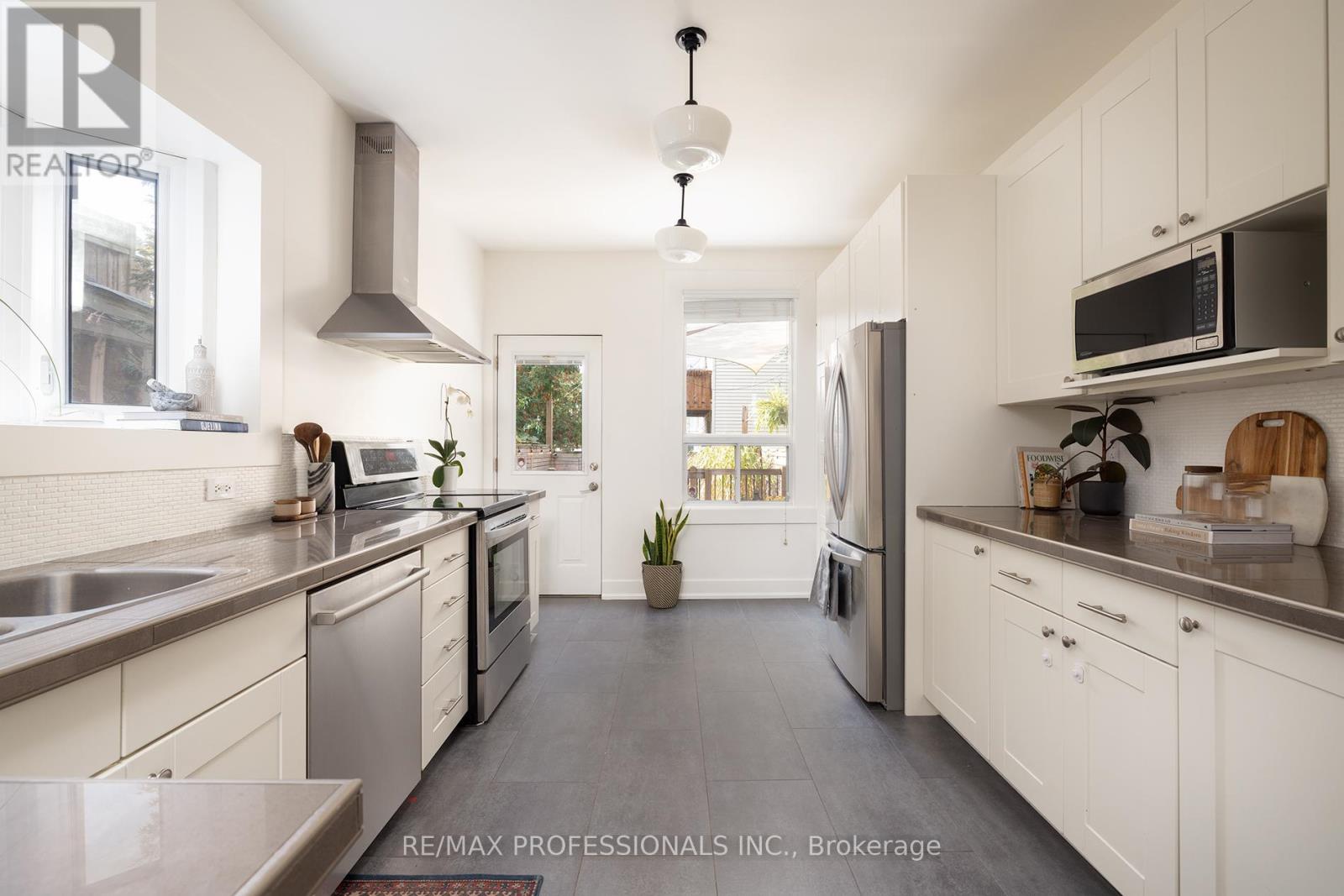 130 Westmoreland Avenue, Toronto, Ontario  M6H 2Z9 - Photo 7 - W12517108