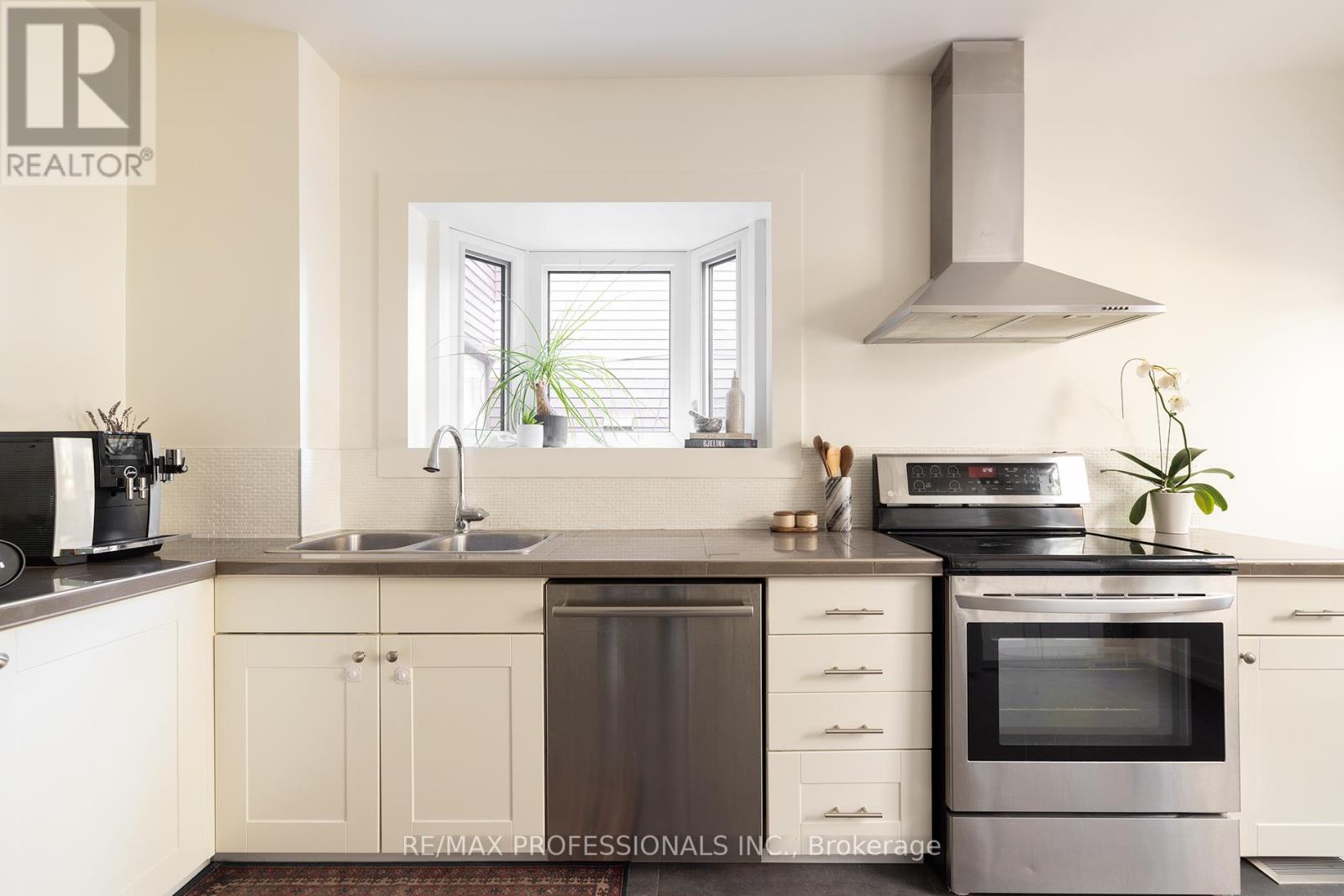 130 Westmoreland Avenue, Toronto, Ontario  M6H 2Z9 - Photo 9 - W12517108