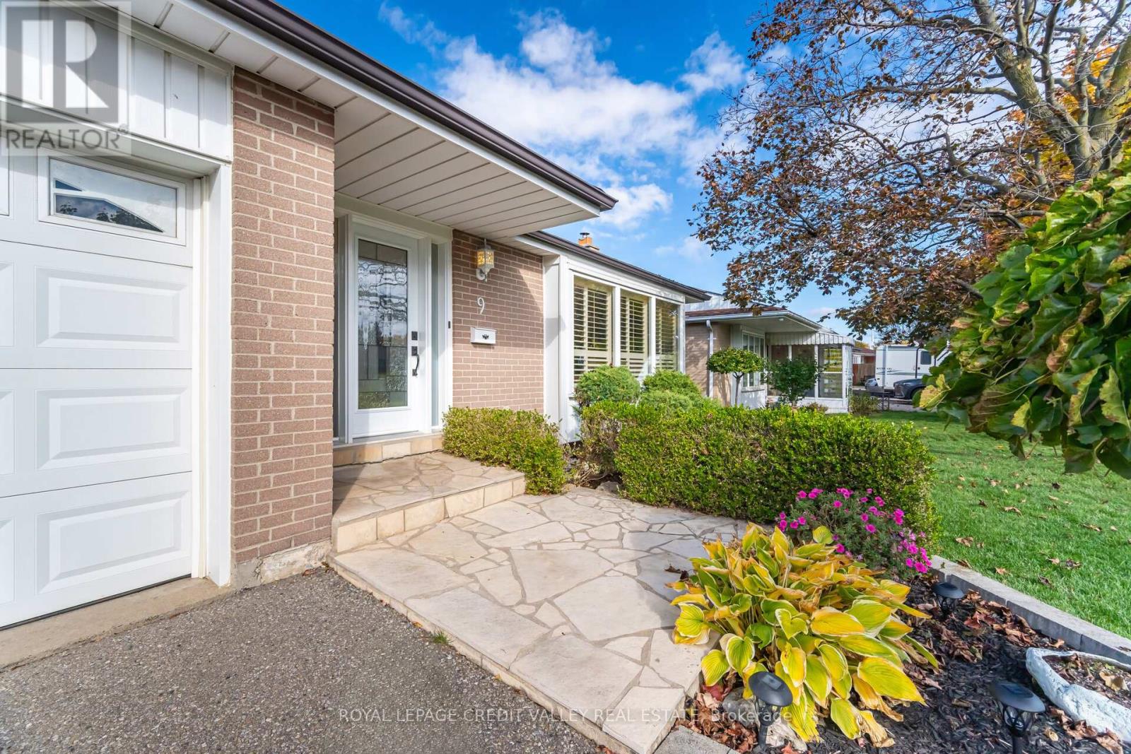 9 Glenora Crescent, Brampton, Ontario  L6S 1E1 - Photo 3 - W12517154