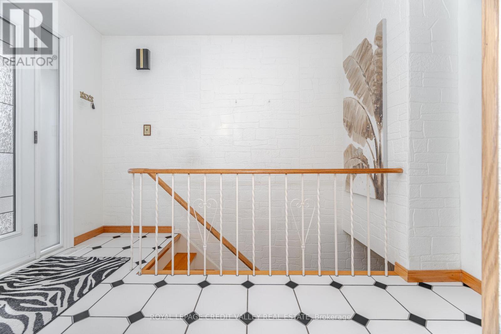 9 Glenora Crescent, Brampton, Ontario  L6S 1E1 - Photo 5 - W12517154