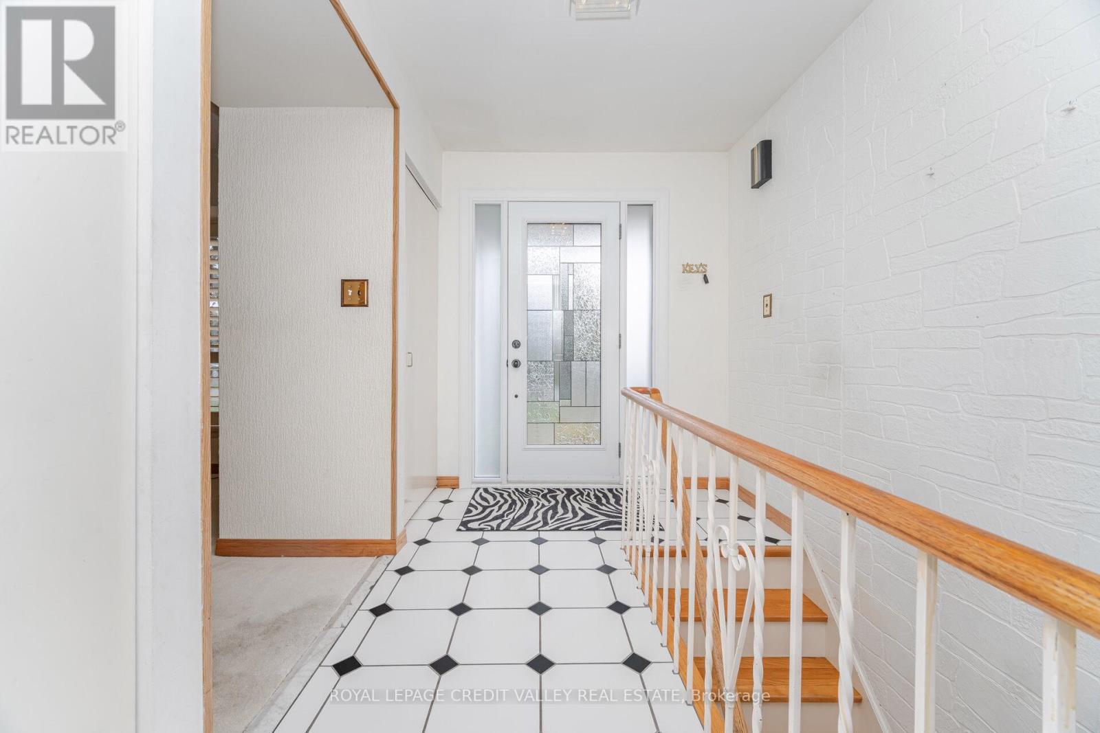 9 Glenora Crescent, Brampton, Ontario  L6S 1E1 - Photo 6 - W12517154