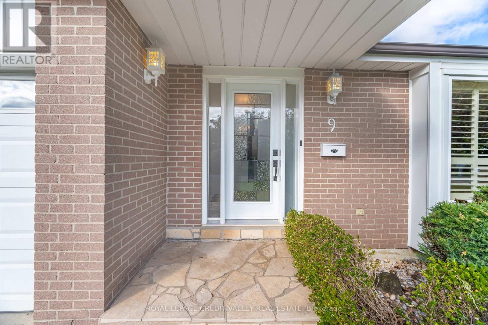 9 Glenora Crescent, Brampton, Ontario  L6S 1E1 - Photo 8 - W12517154