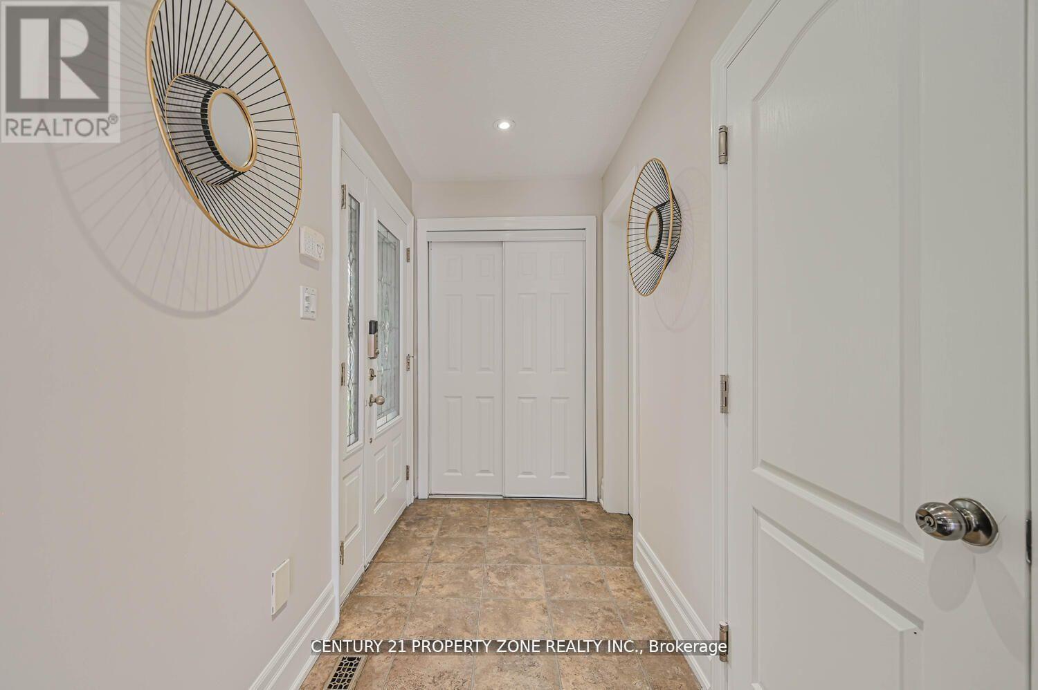 22 Lockwood Road, Brampton, Ontario  L6Y 4T7 - Photo 5 - W12517192