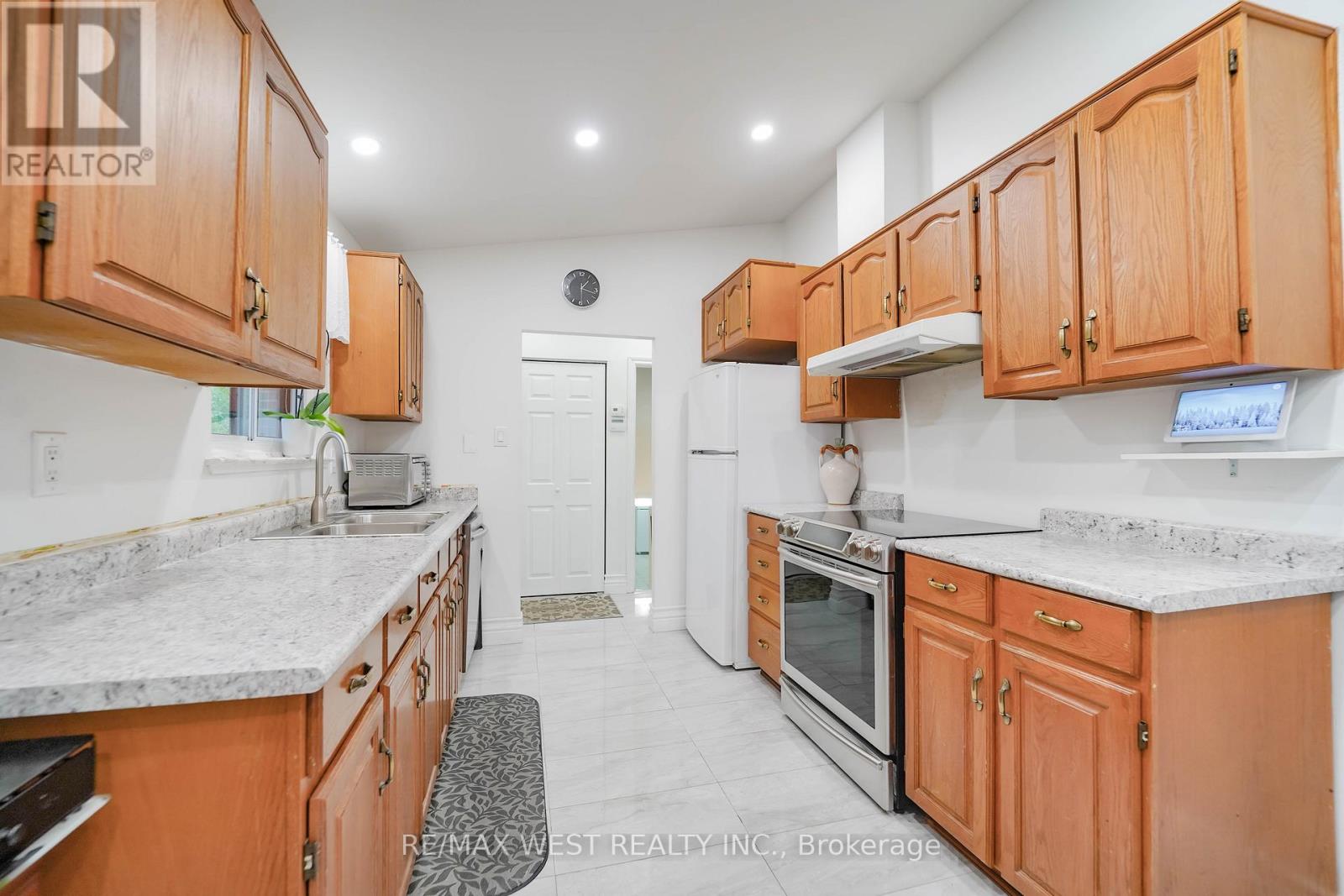 7 Bimini Crescent, Toronto, Ontario  M3N 1S1 - Photo 3 - W12517210