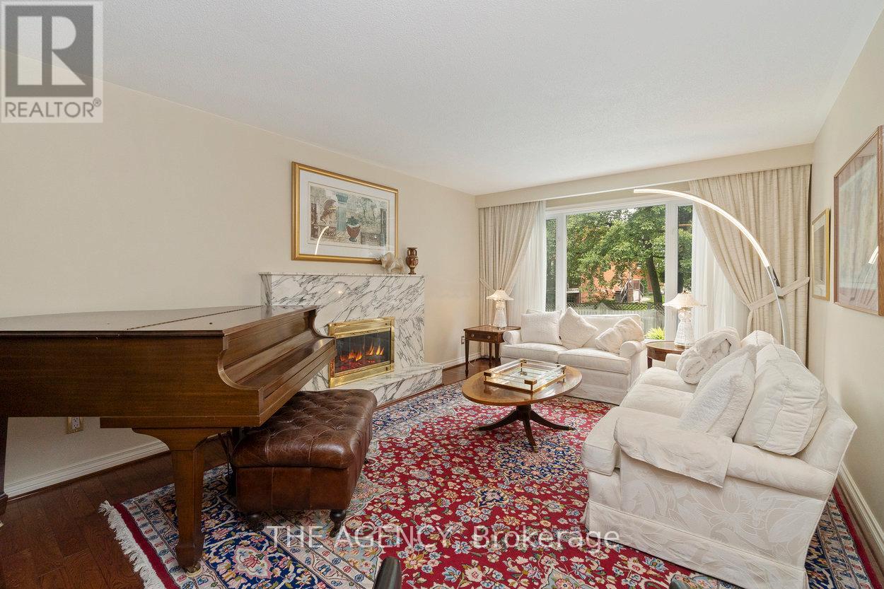 178 Millpond Court, Richmond Hill, Ontario  L4C 4W5 - Photo 4 - N12517232