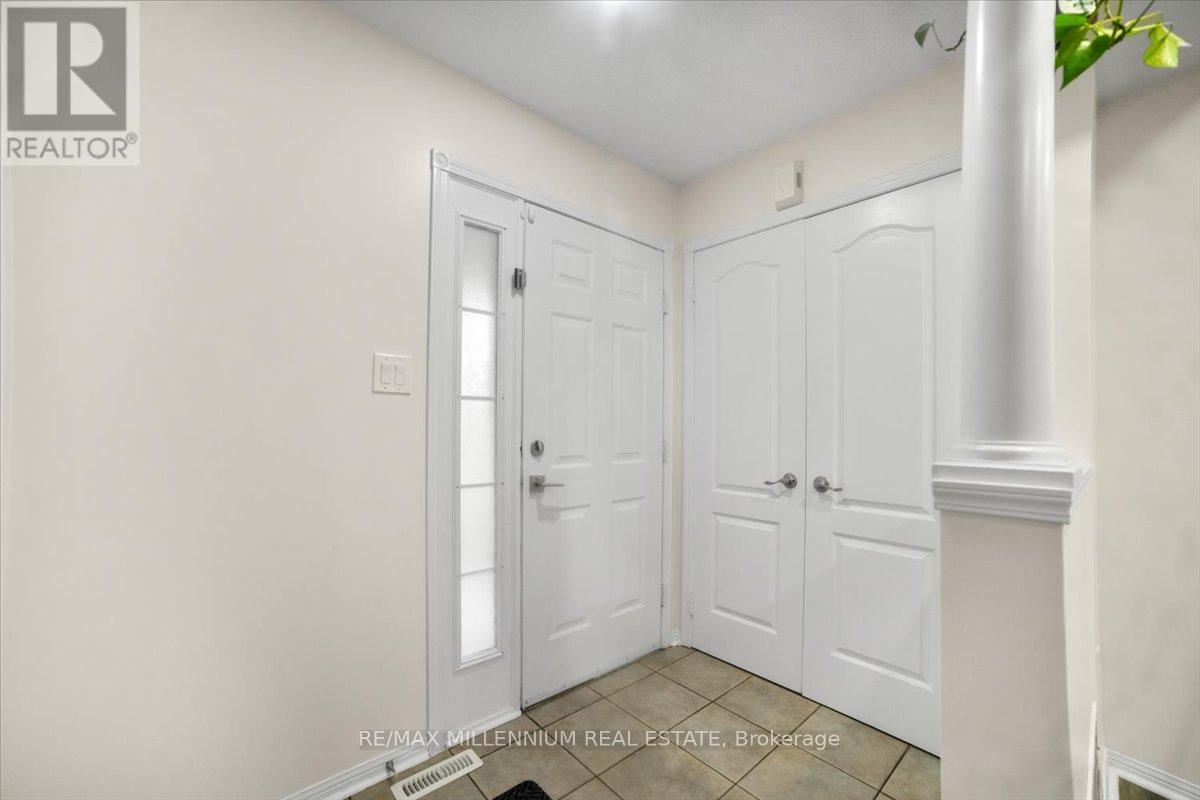 83 Smith Street, Bradford West Gwillimbury, Ontario  L3Z 3E3 - Photo 4 - N12517394