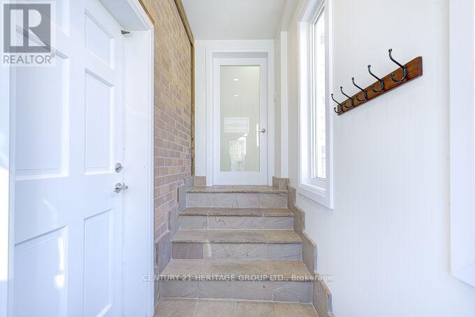 187 Currey Crescent, Newmarket, Ontario  L3Y 5M7 - Photo 3 - N12517418