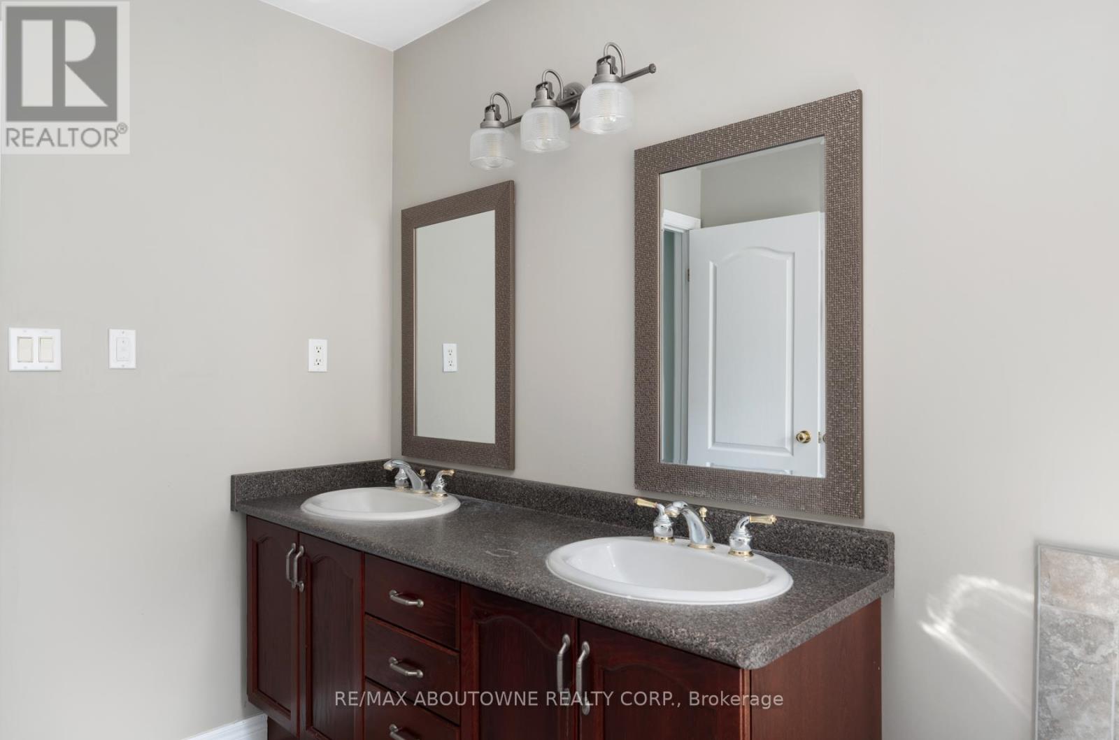 42 Pearwood Court, Kitchener, Ontario  N2P 2L1 - Photo 28 - X12517068