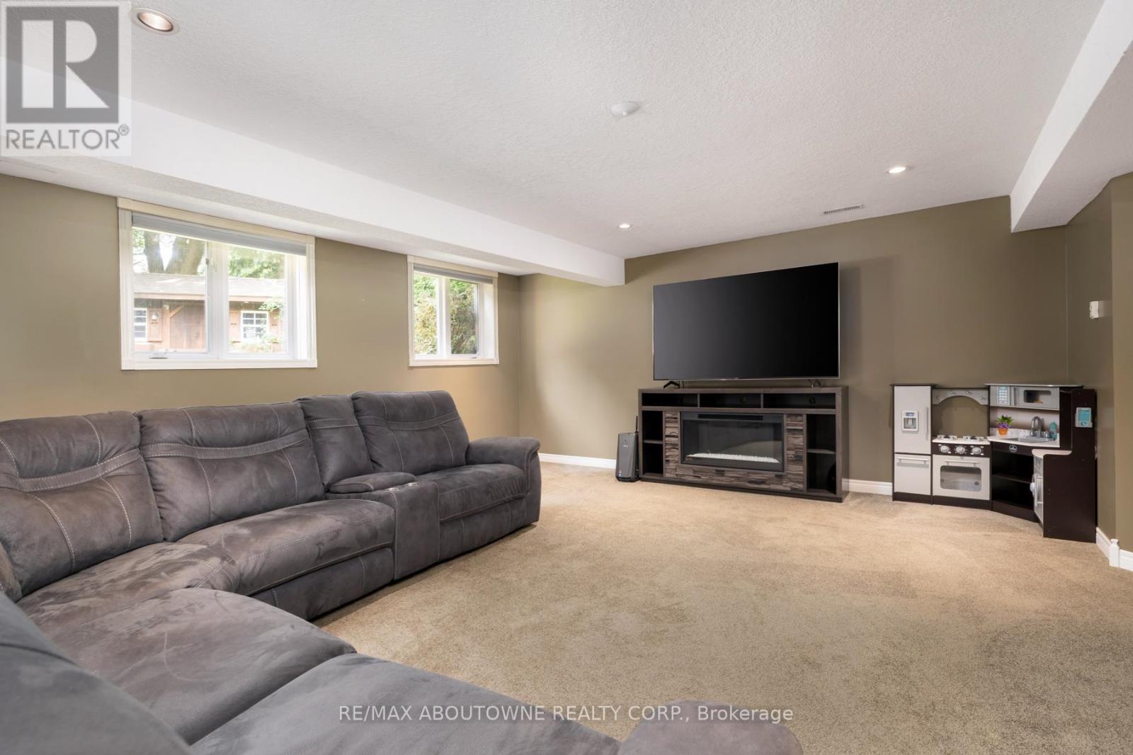 42 Pearwood Court, Kitchener, Ontario  N2P 2L1 - Photo 33 - X12517068