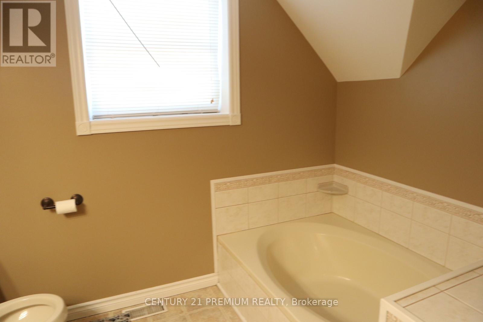 Upper Floor - 56 Princess Avenue, St. Thomas, Ontario  N5R 3V7 - Photo 8 - X12517208