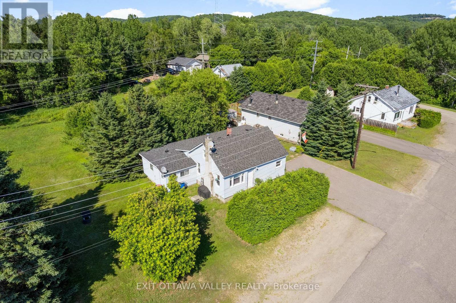 15 Philip Street, Madawaska Valley, Ontario  K0J 1B0 - Photo 3 - X12517574