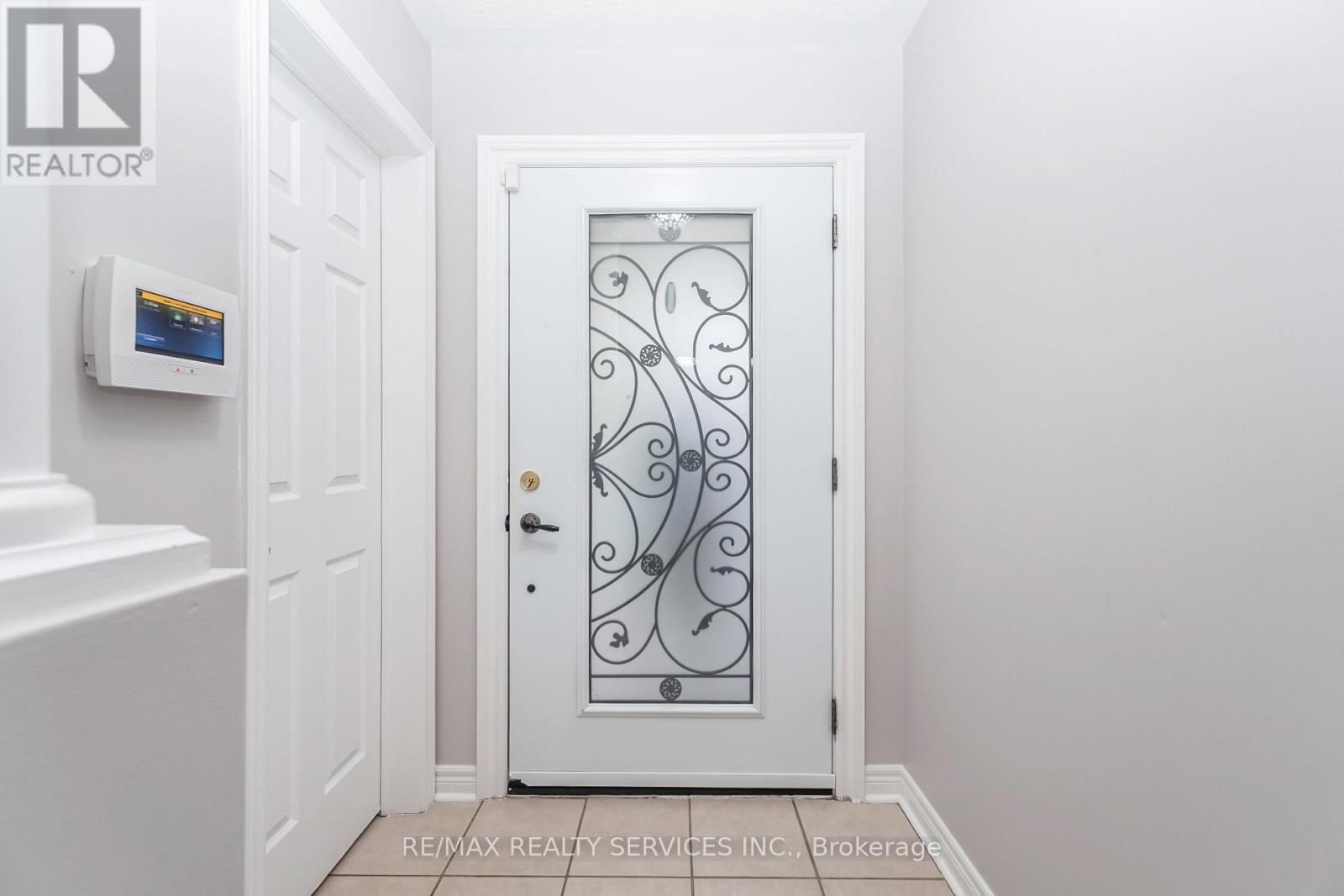 8 Ridgemore Crescent, Brampton, Ontario  L7A 2L6 - Photo 5 - W12517270