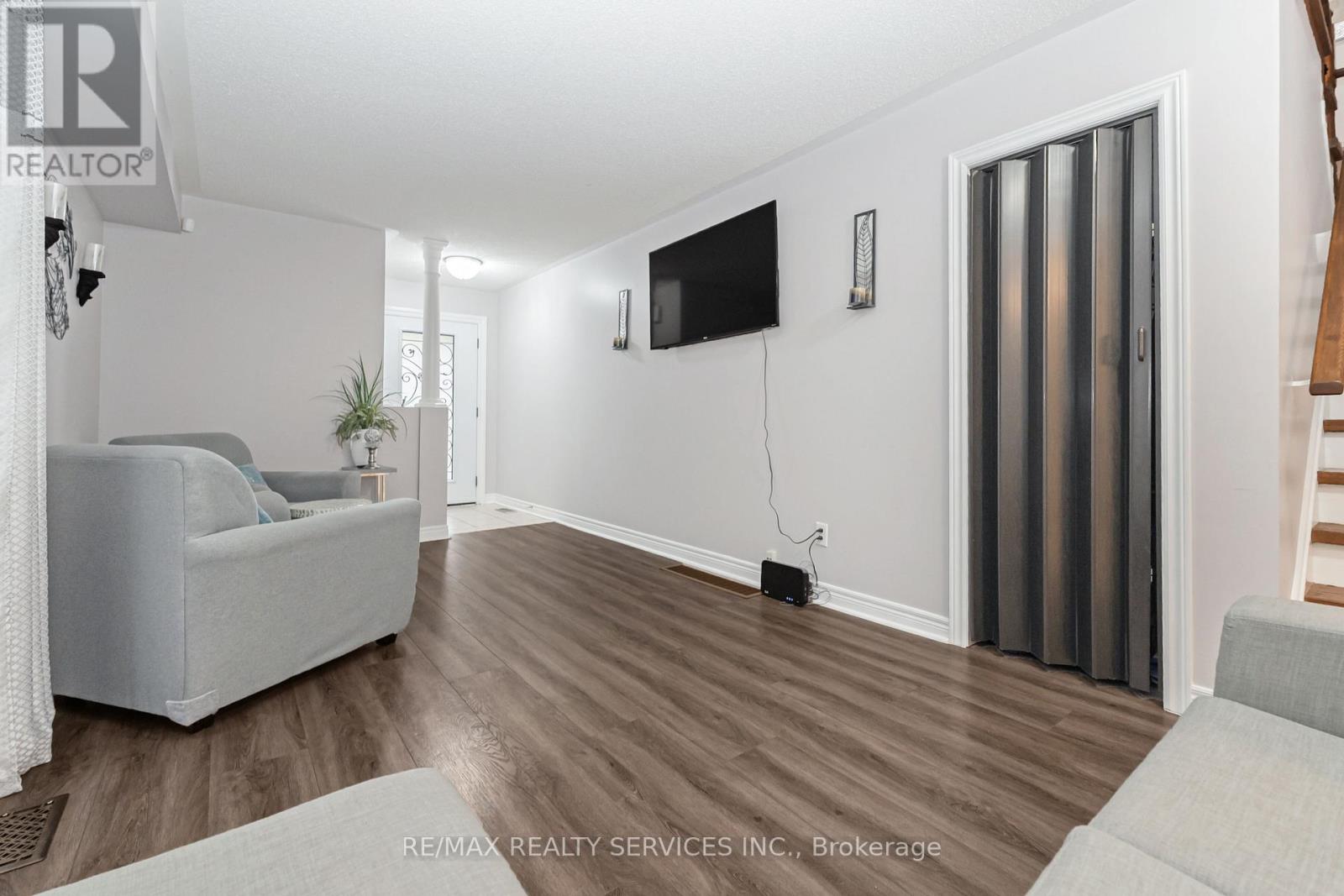 8 Ridgemore Crescent, Brampton, Ontario  L7A 2L6 - Photo 9 - W12517270