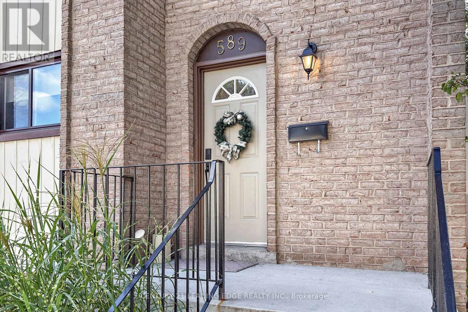 589 Francis Road E, Burlington, Ontario  L7T 3X6 - Photo 3 - W12517358