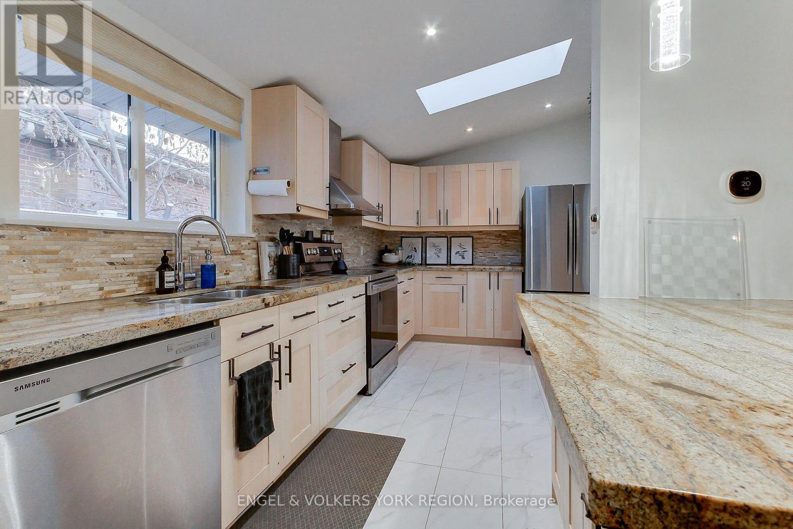 109 Verobeach Boulevard, Toronto, Ontario  M9M 1P8 - Photo 11 - W12517360