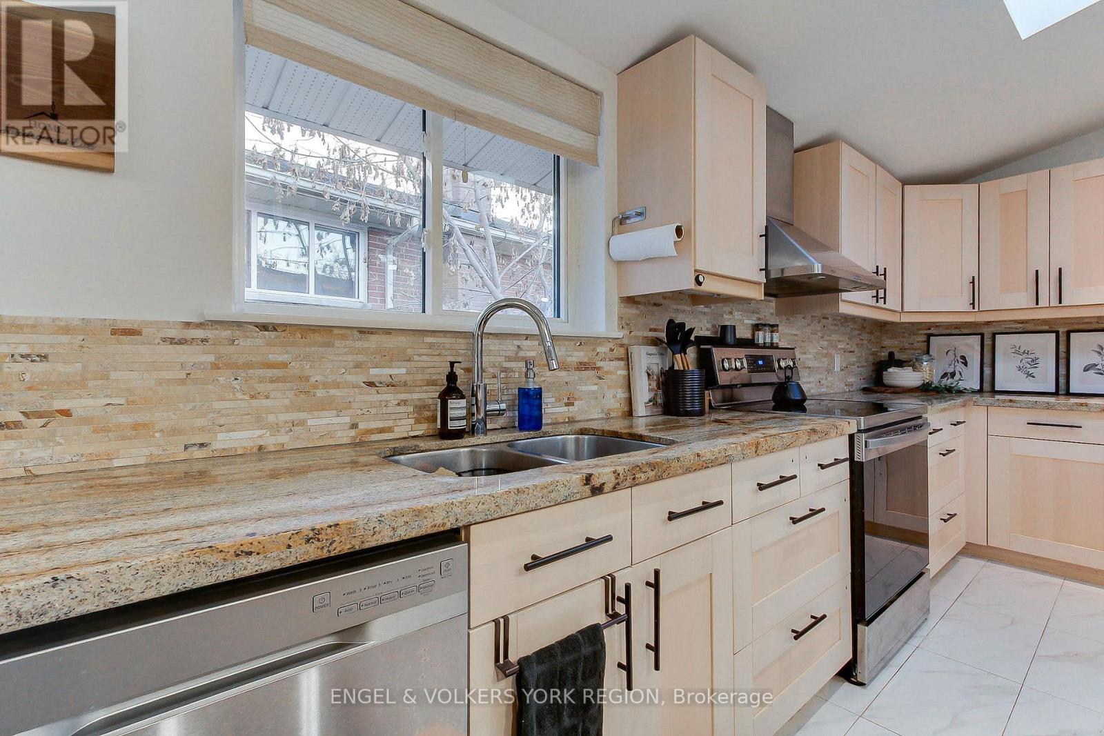 109 Verobeach Boulevard, Toronto, Ontario  M9M 1P8 - Photo 12 - W12517360