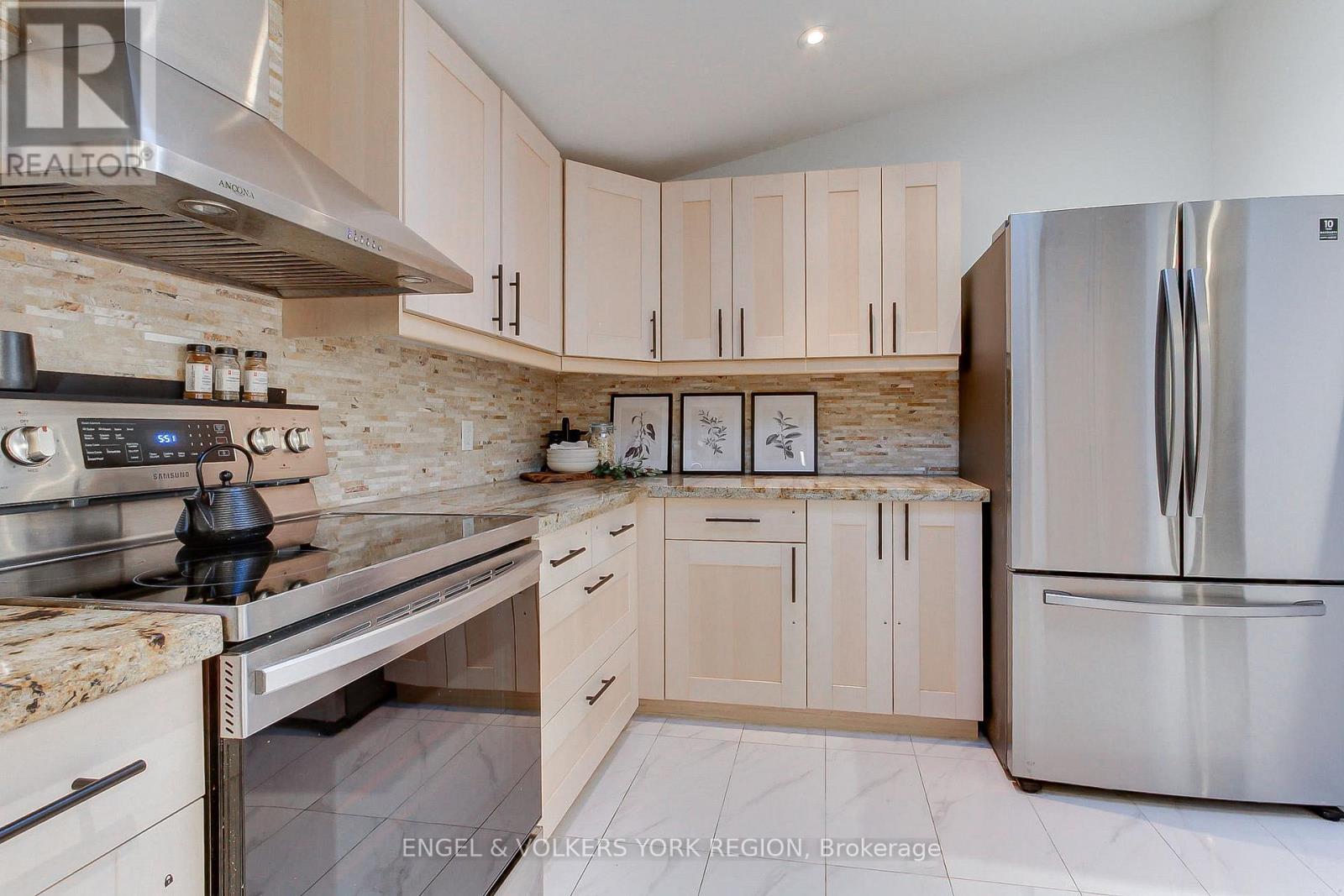 109 Verobeach Boulevard, Toronto, Ontario  M9M 1P8 - Photo 14 - W12517360