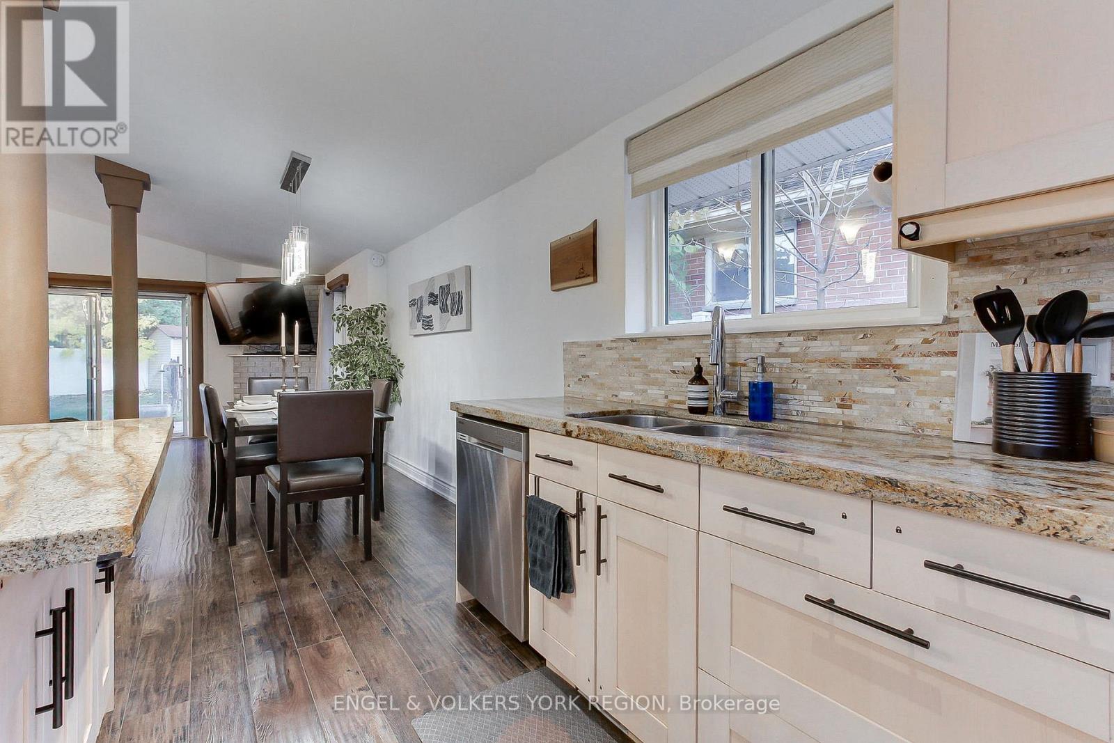 109 Verobeach Boulevard, Toronto, Ontario  M9M 1P8 - Photo 15 - W12517360