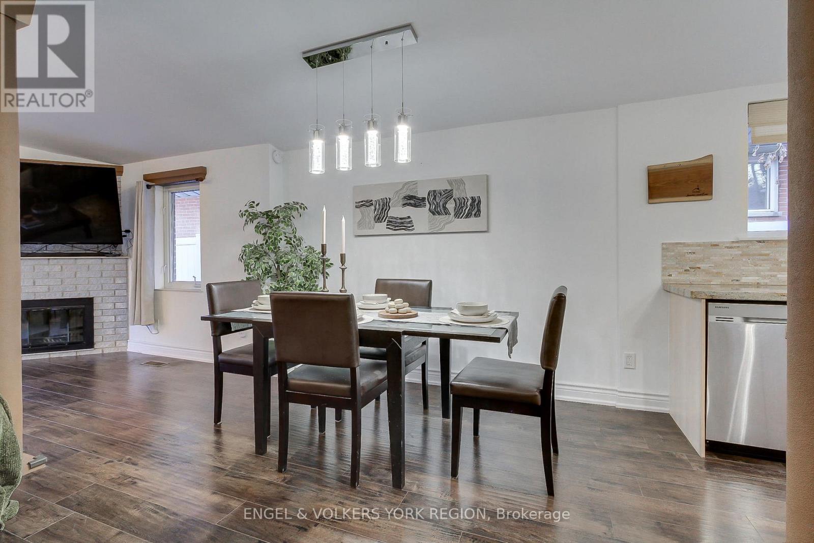 109 Verobeach Boulevard, Toronto, Ontario  M9M 1P8 - Photo 19 - W12517360