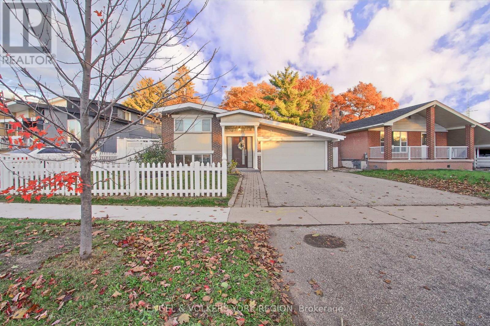 109 Verobeach Boulevard, Toronto, Ontario  M9M 1P8 - Photo 2 - W12517360
