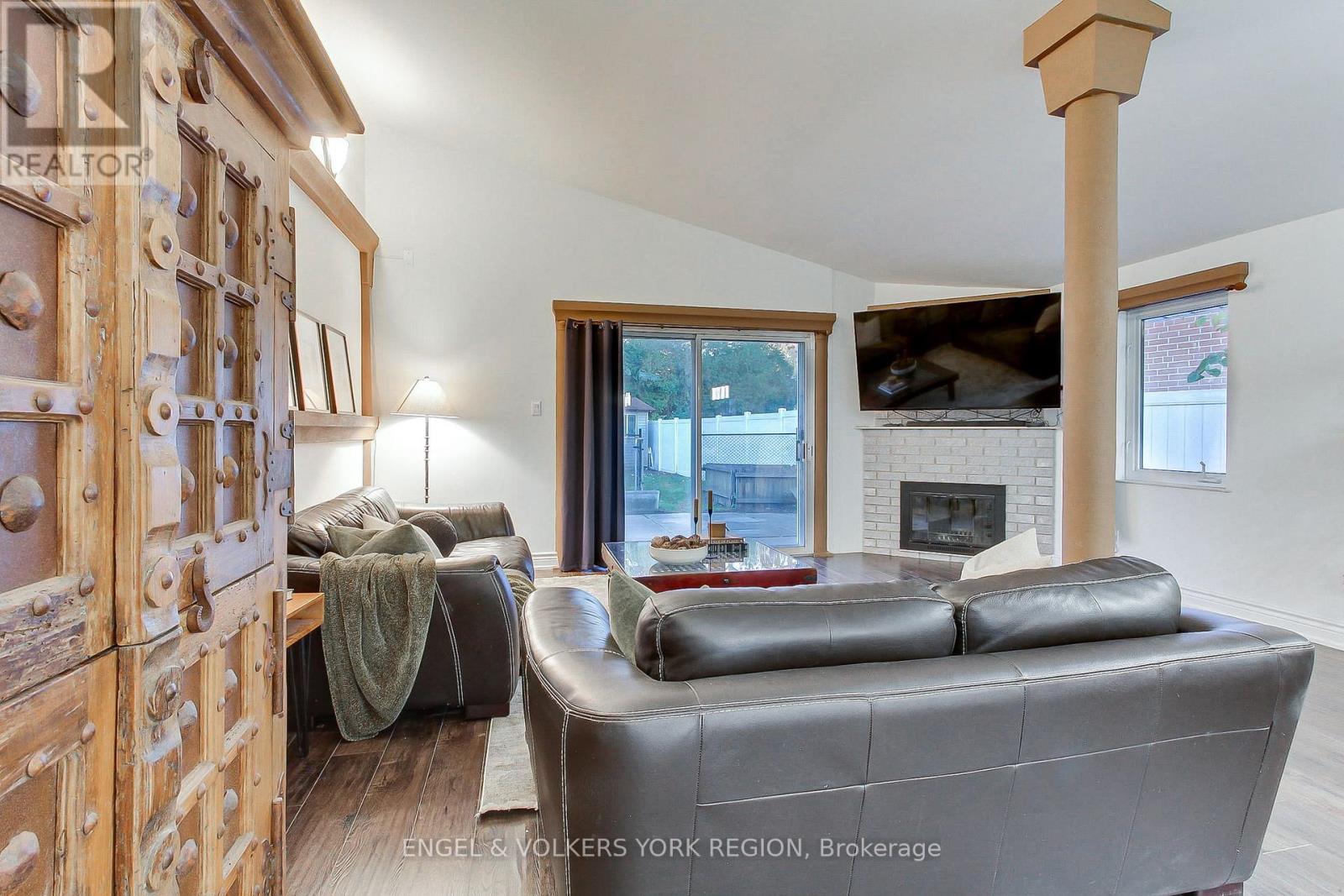 109 Verobeach Boulevard, Toronto, Ontario  M9M 1P8 - Photo 20 - W12517360