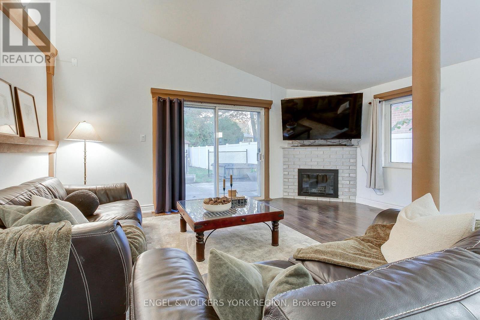 109 Verobeach Boulevard, Toronto, Ontario  M9M 1P8 - Photo 21 - W12517360