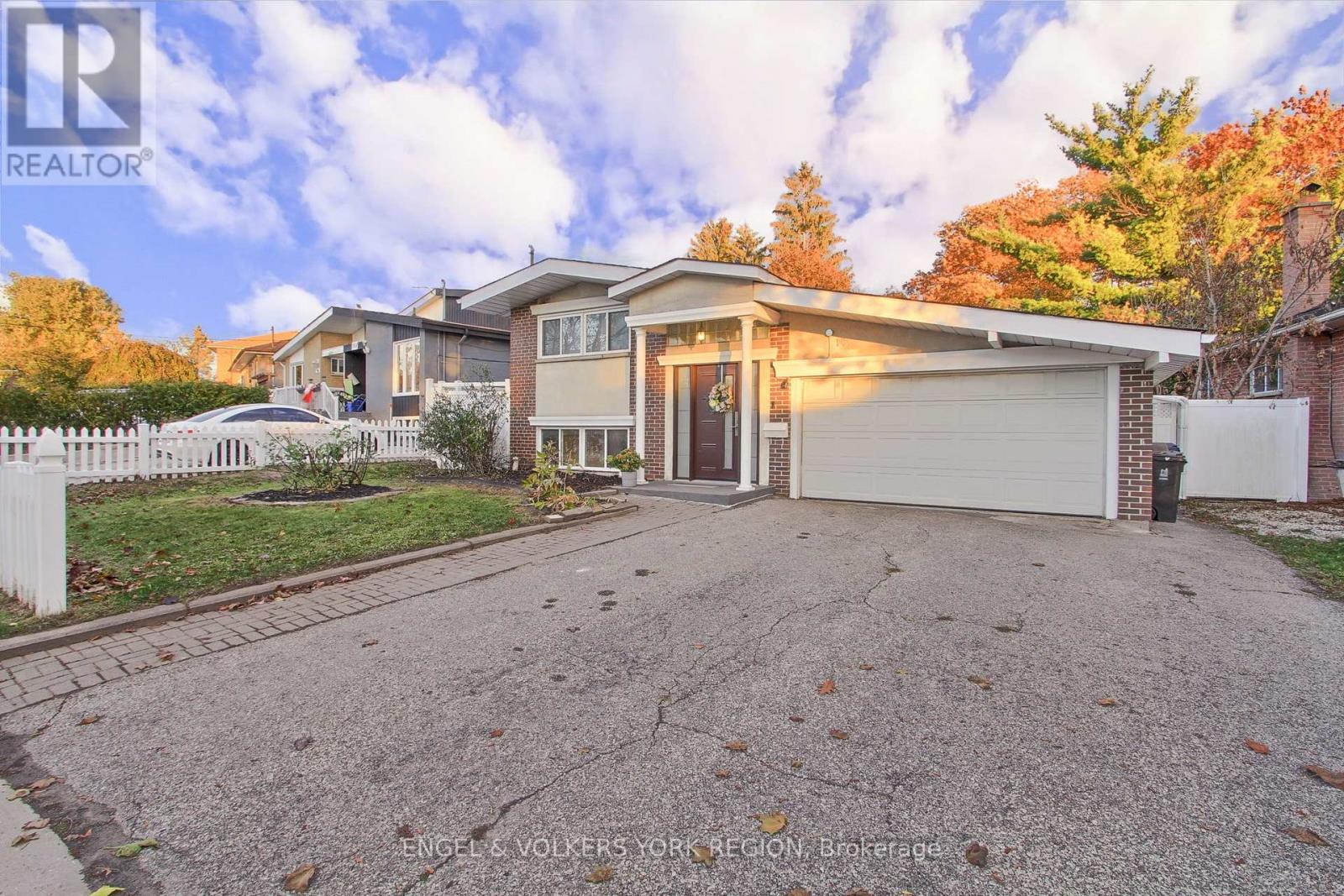 109 Verobeach Boulevard, Toronto, Ontario  M9M 1P8 - Photo 3 - W12517360