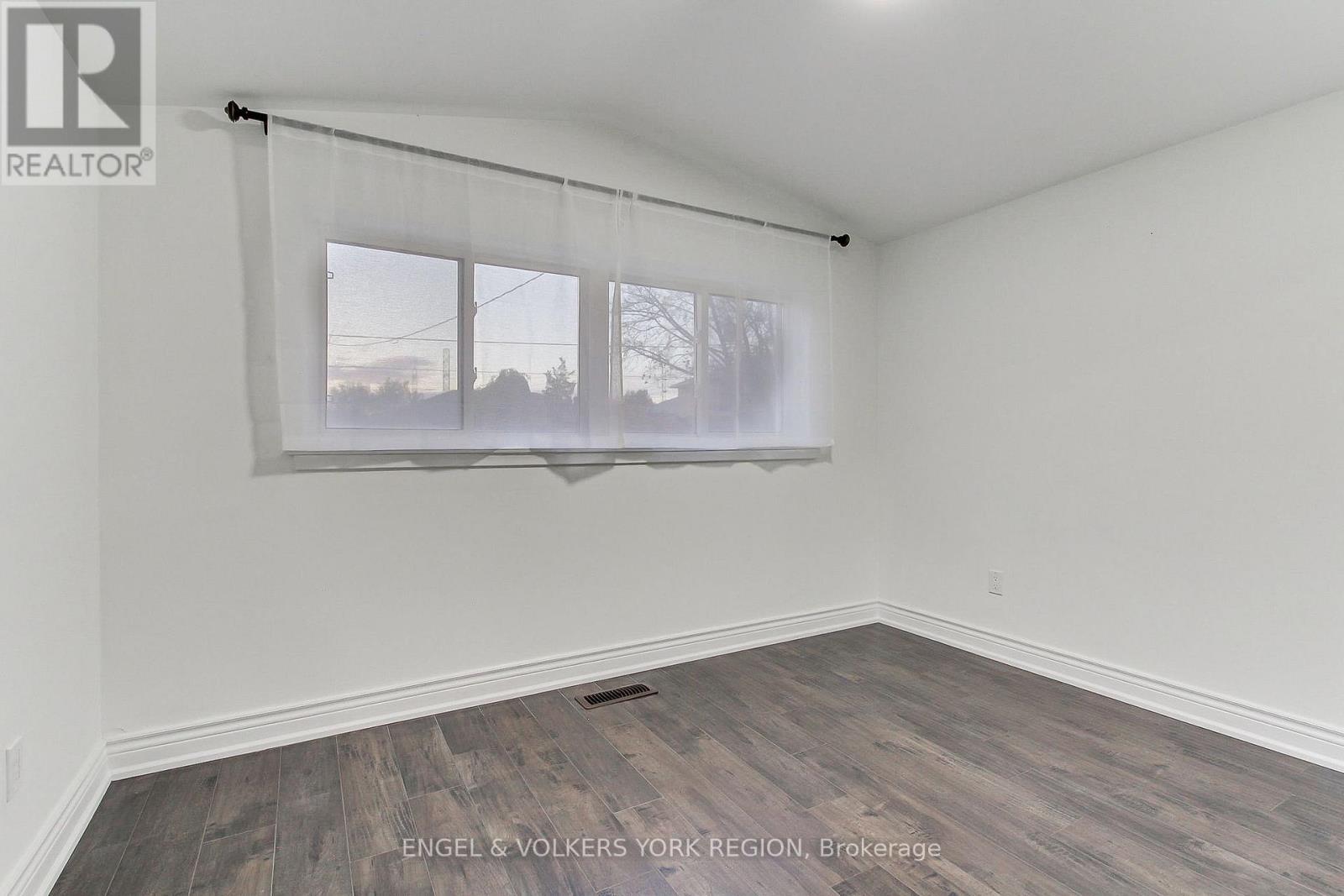 109 Verobeach Boulevard, Toronto, Ontario  M9M 1P8 - Photo 33 - W12517360