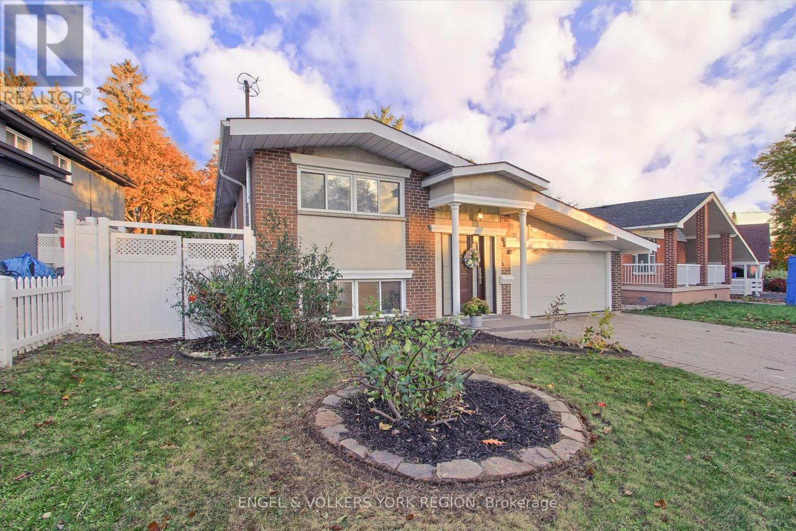 109 Verobeach Boulevard, Toronto, Ontario  M9M 1P8 - Photo 4 - W12517360