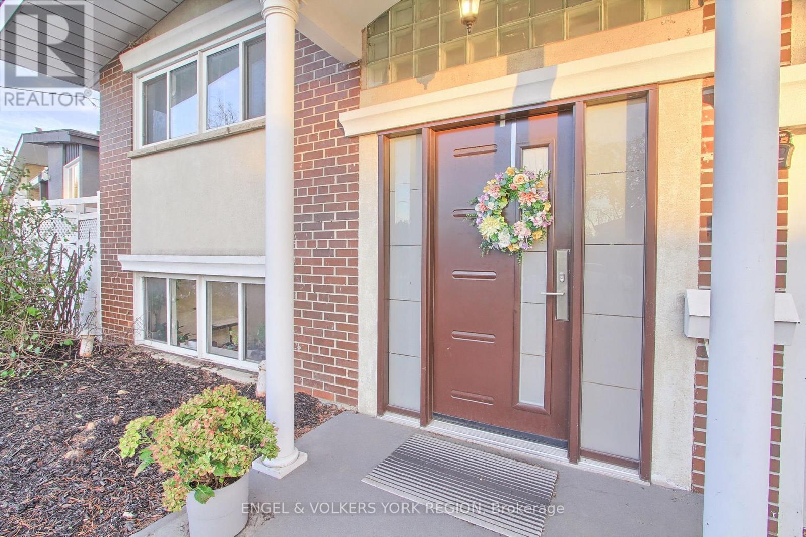 109 Verobeach Boulevard, Toronto, Ontario  M9M 1P8 - Photo 5 - W12517360