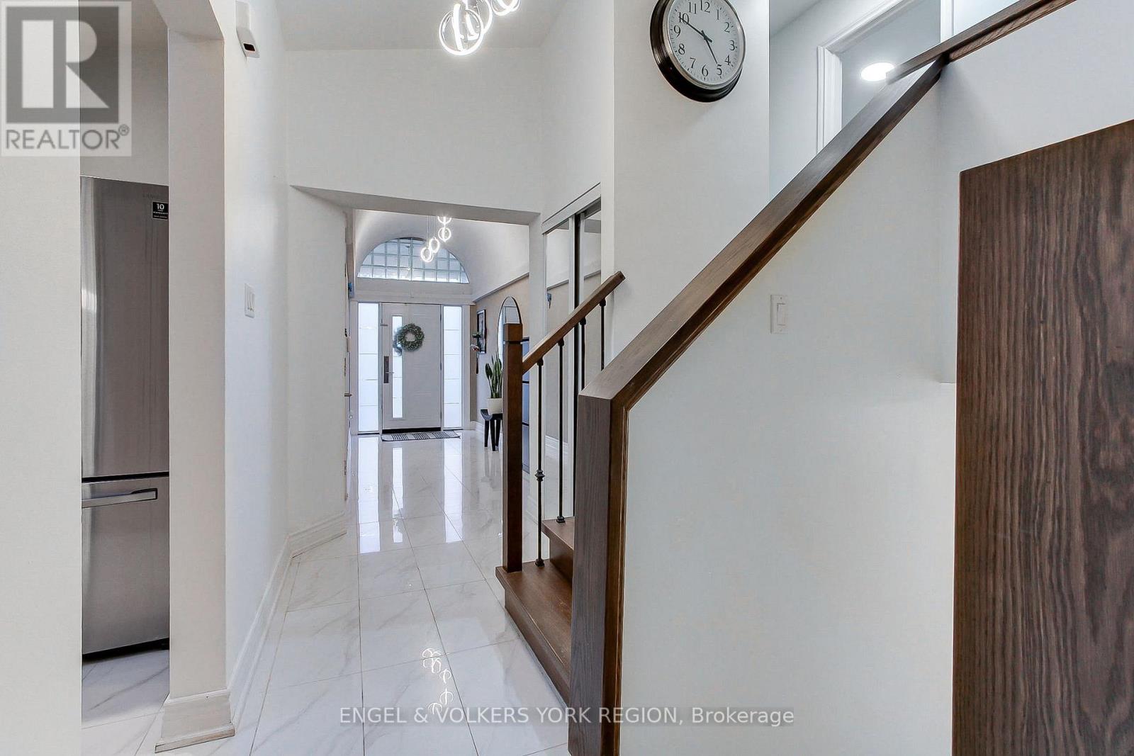 109 Verobeach Boulevard, Toronto, Ontario  M9M 1P8 - Photo 7 - W12517360