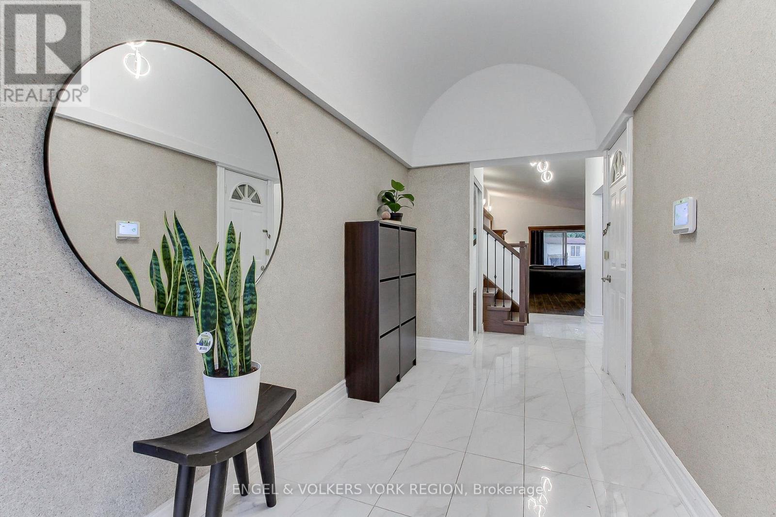 109 Verobeach Boulevard, Toronto, Ontario  M9M 1P8 - Photo 8 - W12517360