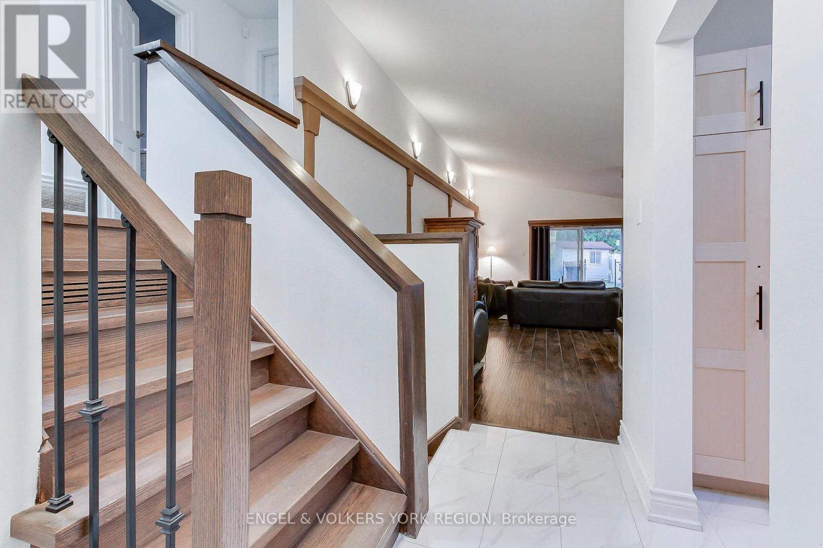 109 Verobeach Boulevard, Toronto, Ontario  M9M 1P8 - Photo 9 - W12517360