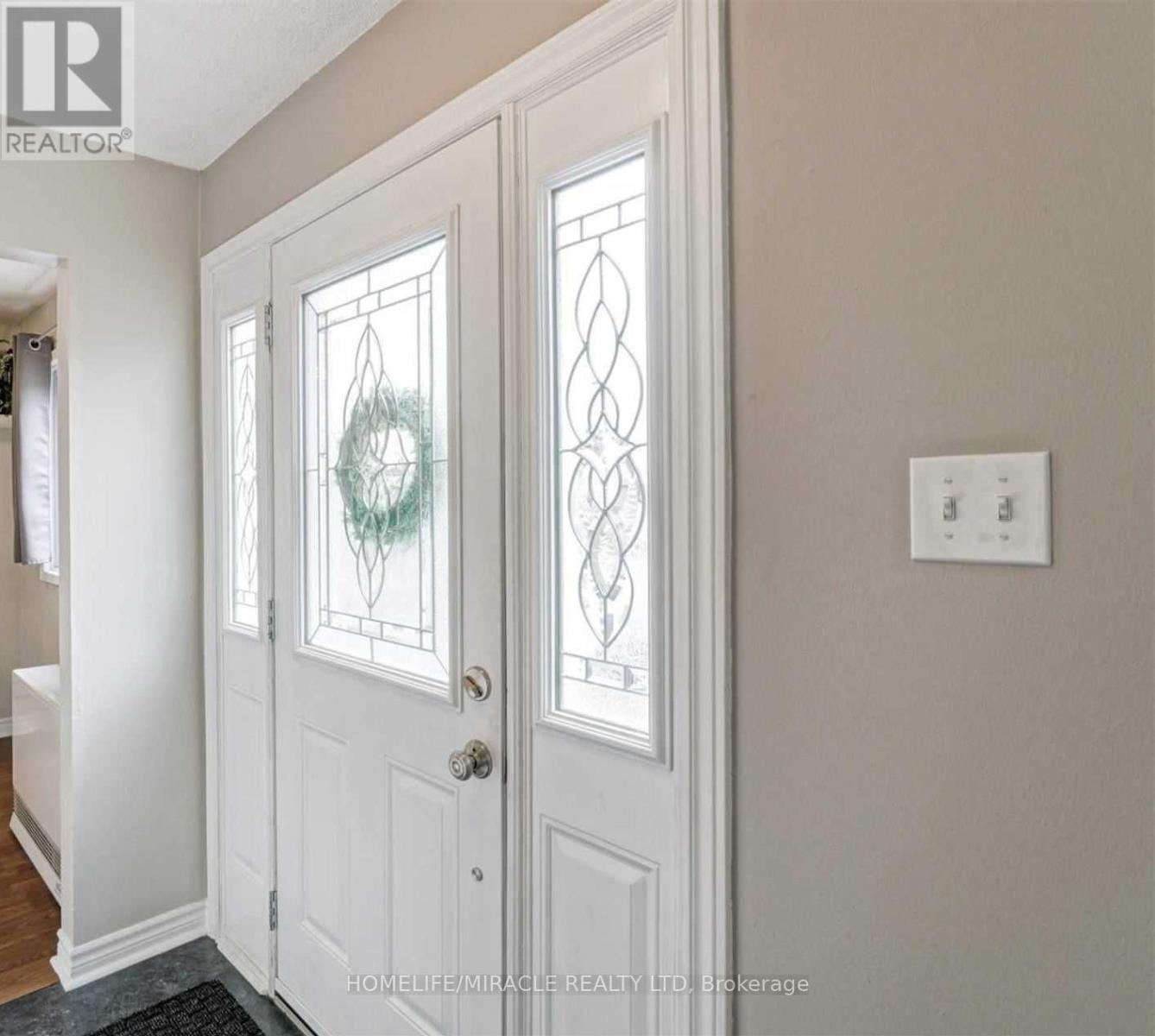 11 Hector Court, Brampton, Ontario  L6S 1P1 - Photo 3 - W12517428