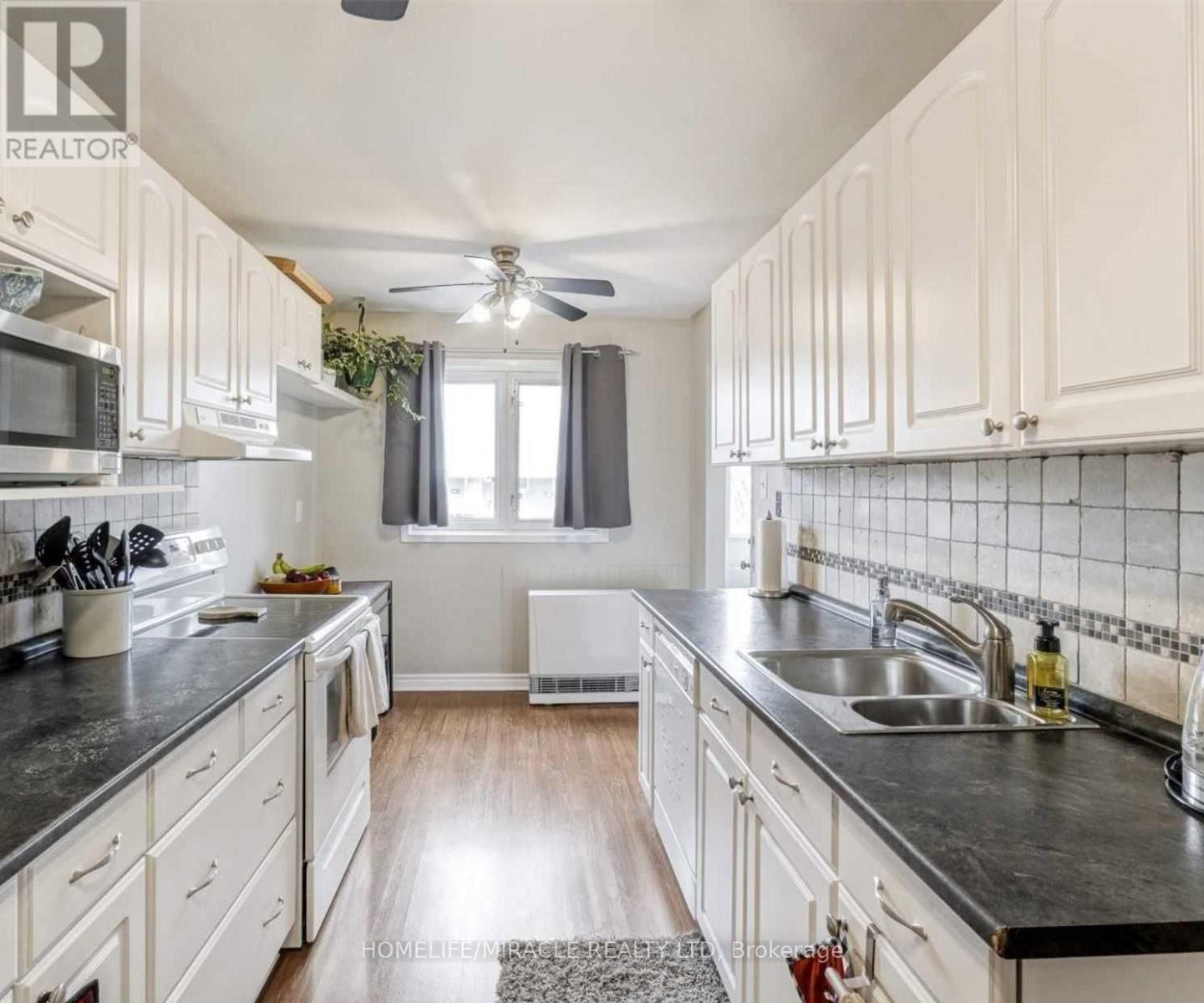 11 Hector Court, Brampton, Ontario  L6S 1P1 - Photo 4 - W12517428