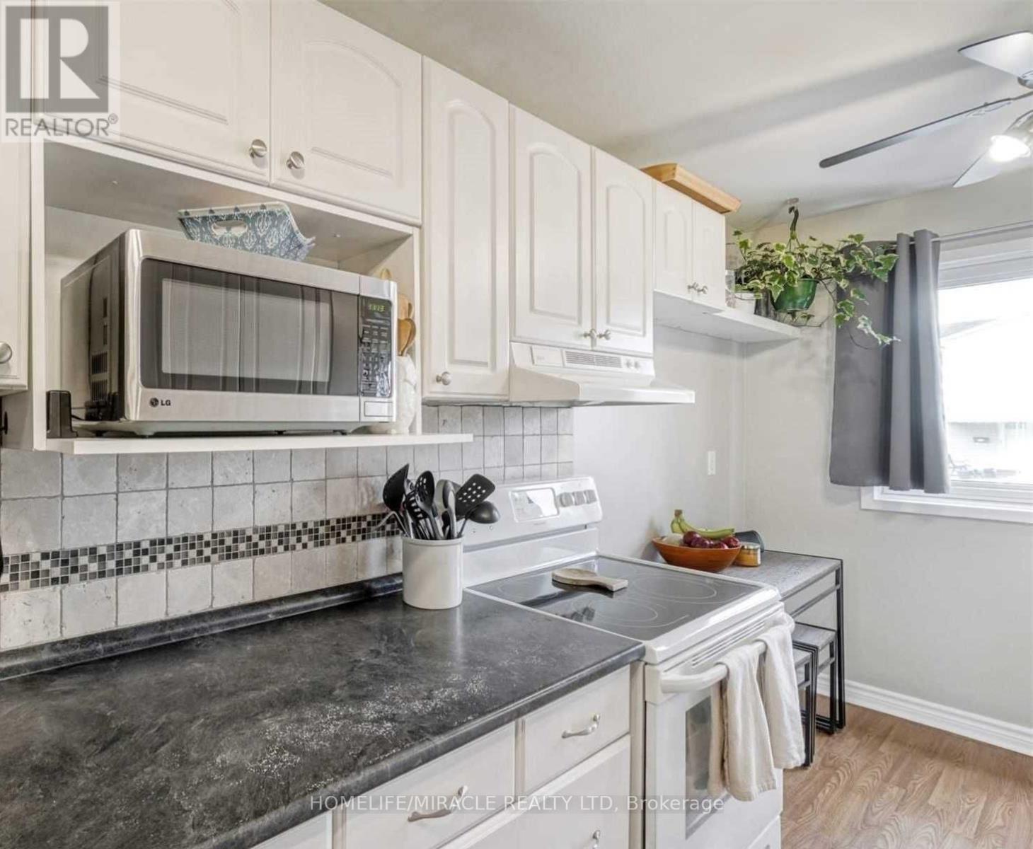 11 Hector Court, Brampton, Ontario  L6S 1P1 - Photo 5 - W12517428