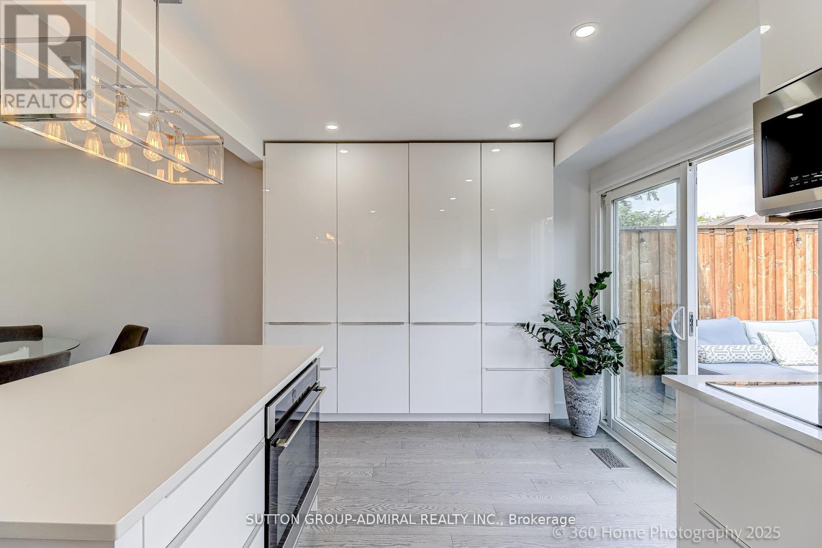 709 Greycedar Crescent, Mississauga, Ontario  L4W 3J4 - Photo 4 - W12517460