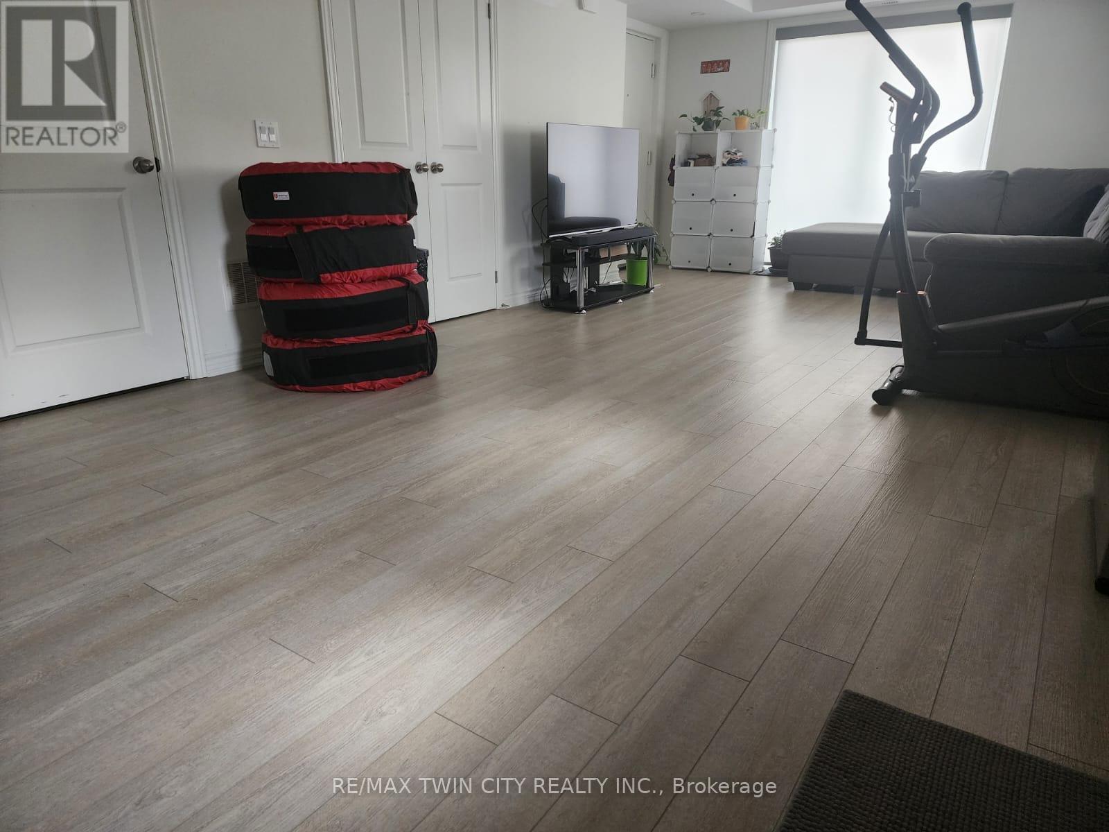 33 - 235 Chapel Hill Drive, Kitchener, Ontario  N2R 0S4 - Photo 5 - X12517416