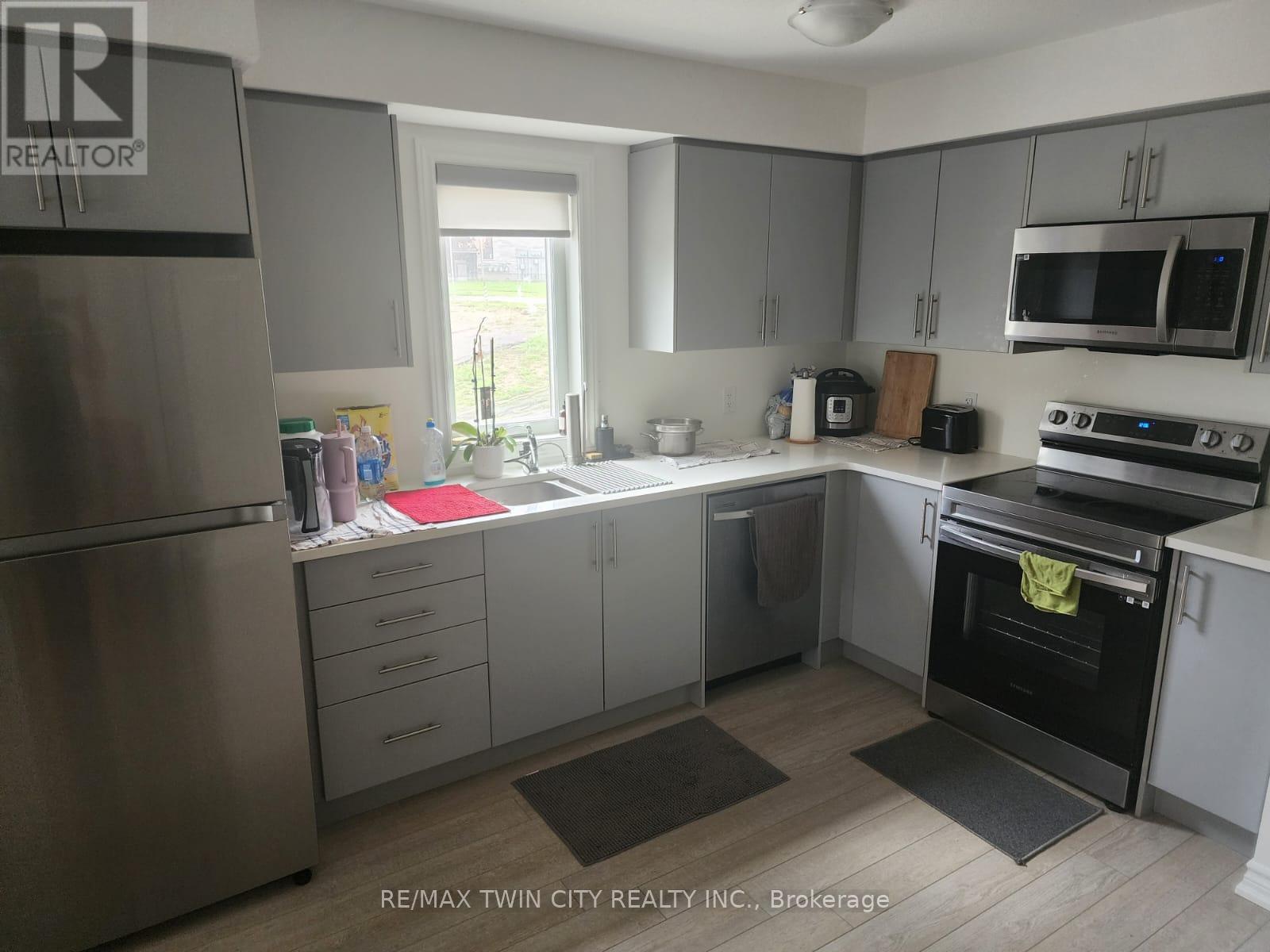 33 - 235 Chapel Hill Drive, Kitchener, Ontario  N2R 0S4 - Photo 6 - X12517416