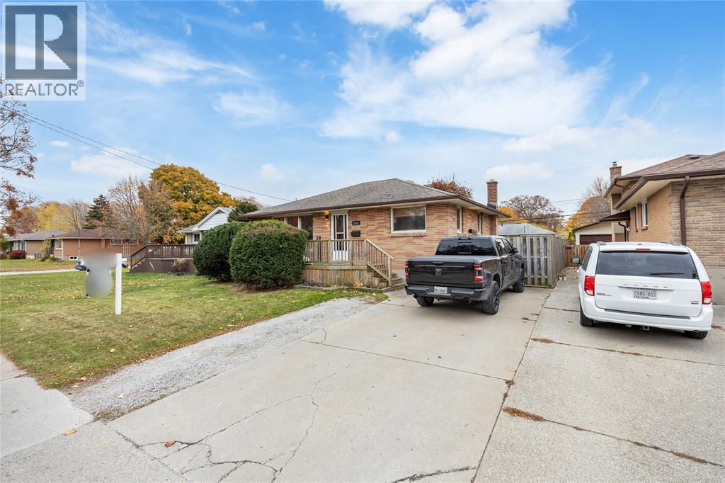 1035 Wellington Street, Sarnia, Ontario N7S 1E4 - Photo 2 - 25028117