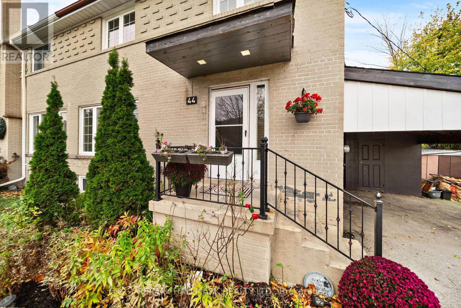 44 Athenia Court, Toronto, Ontario  M1E 2C1 - Photo 2 - E12517256