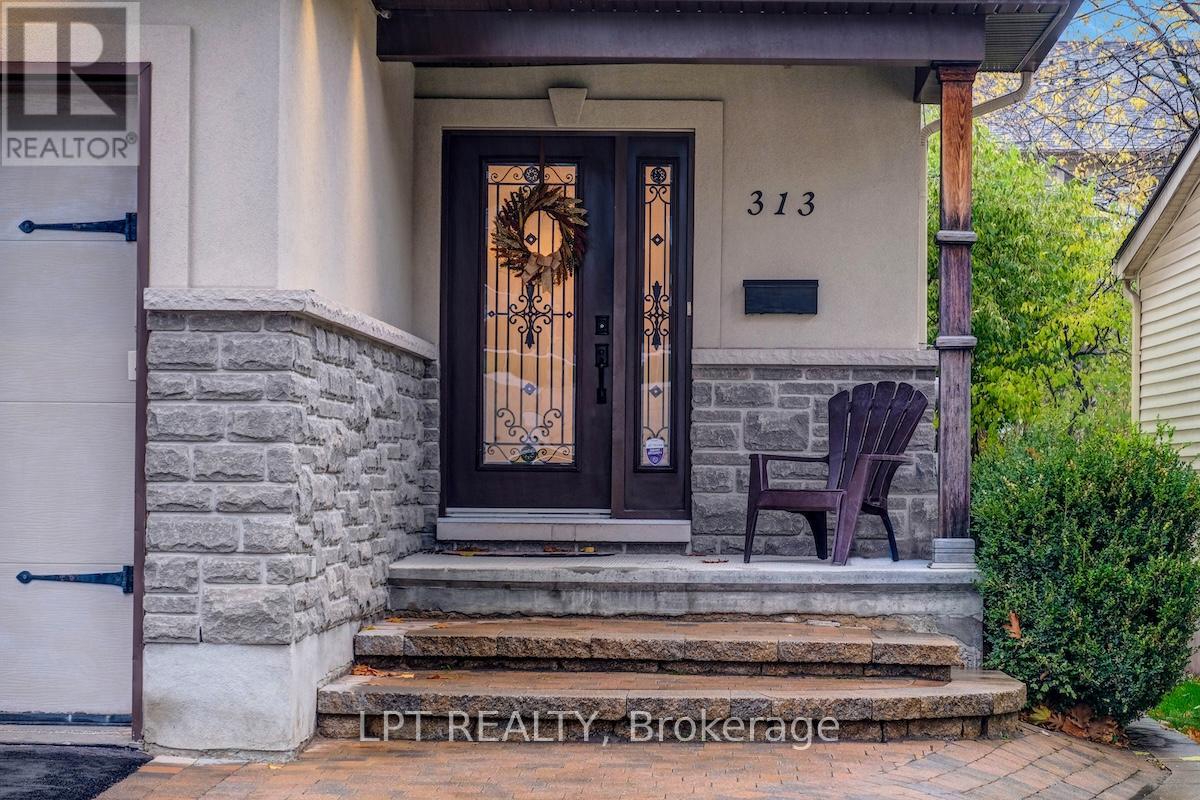 313 Clifton Road, Ottawa, Ontario  K1Z 5V1 - Photo 3 - X12517802
